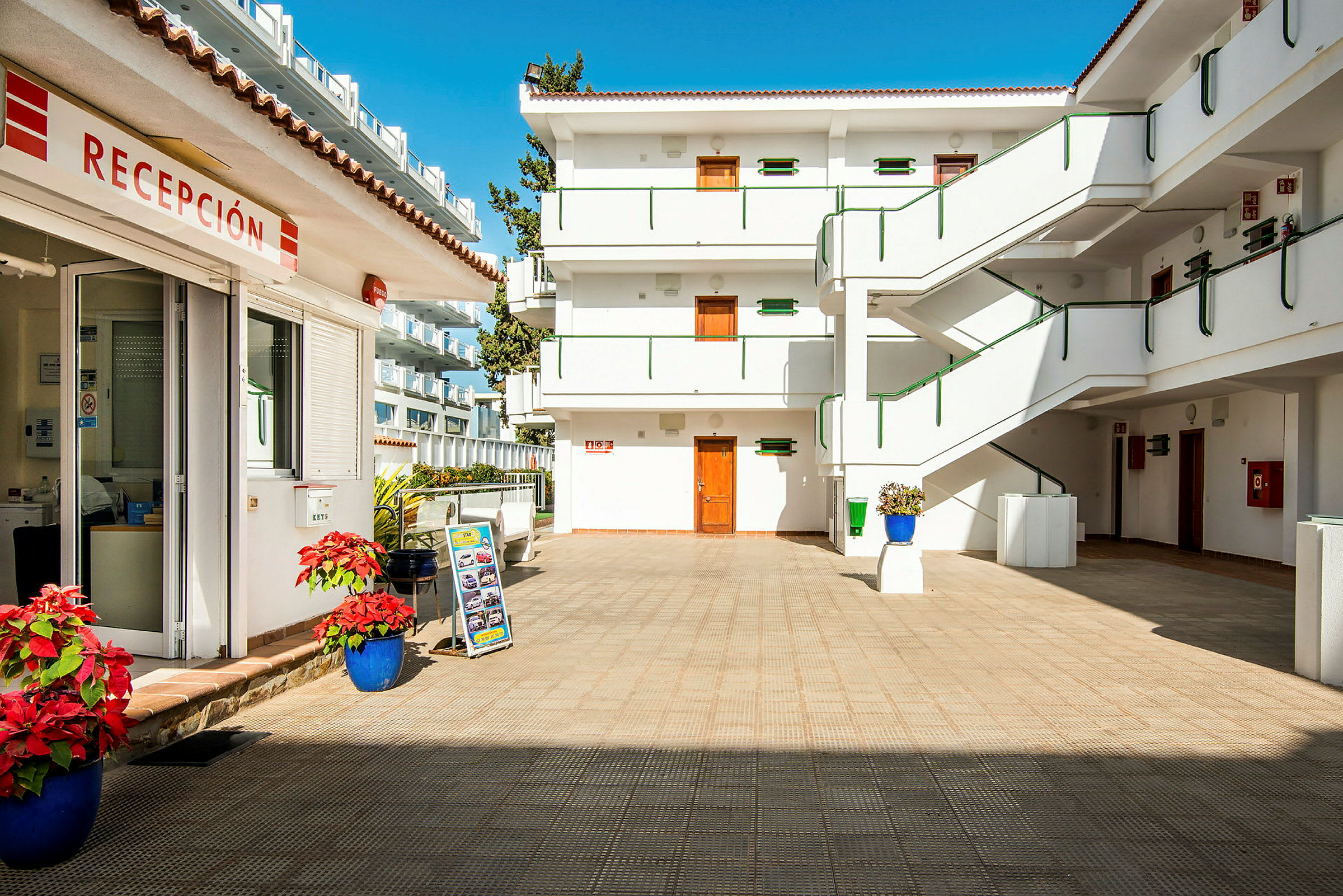 Inngang til resepsjonen og indre gårdsplass ved et hotell. (AI-generert tekst)