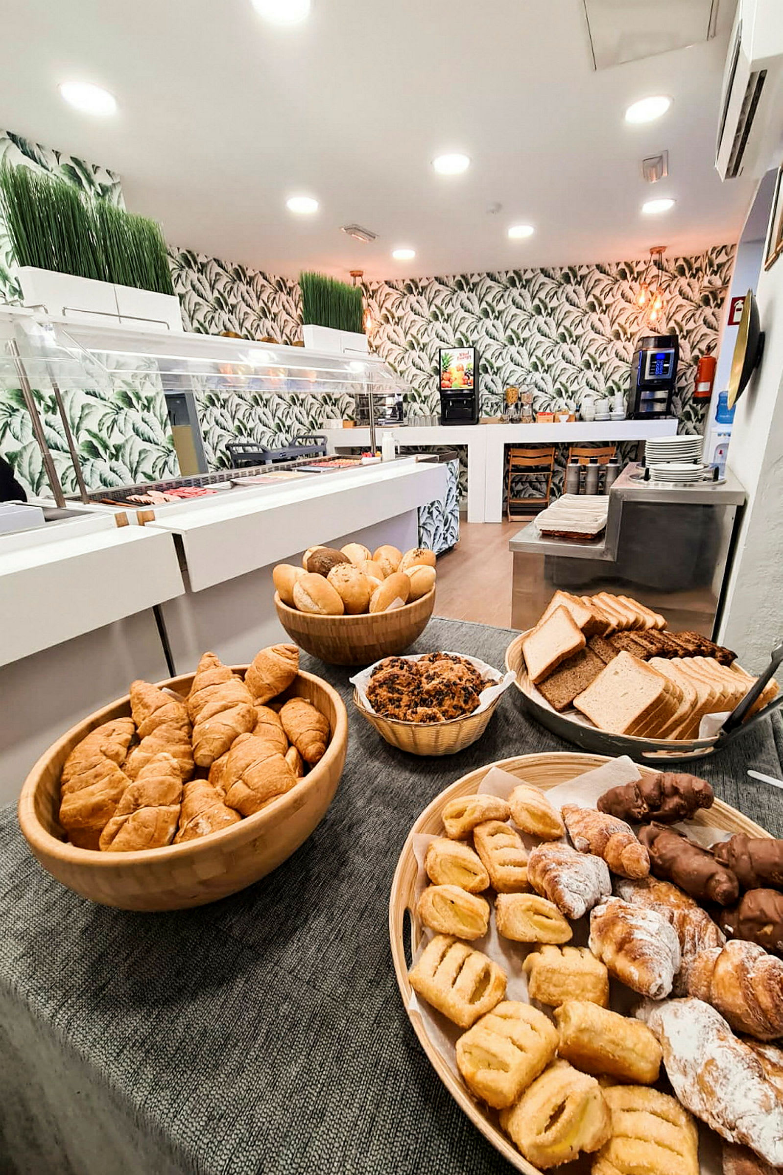 Frokostbuffé med ulike bakverk og brød. (AI-generert tekst)