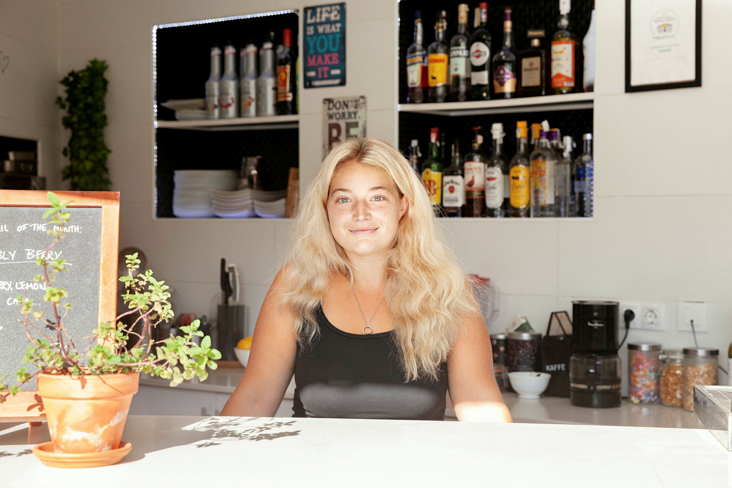 Interiørbilde av en bar med forskjellige drikker og pynt. (AI-generert tekst)