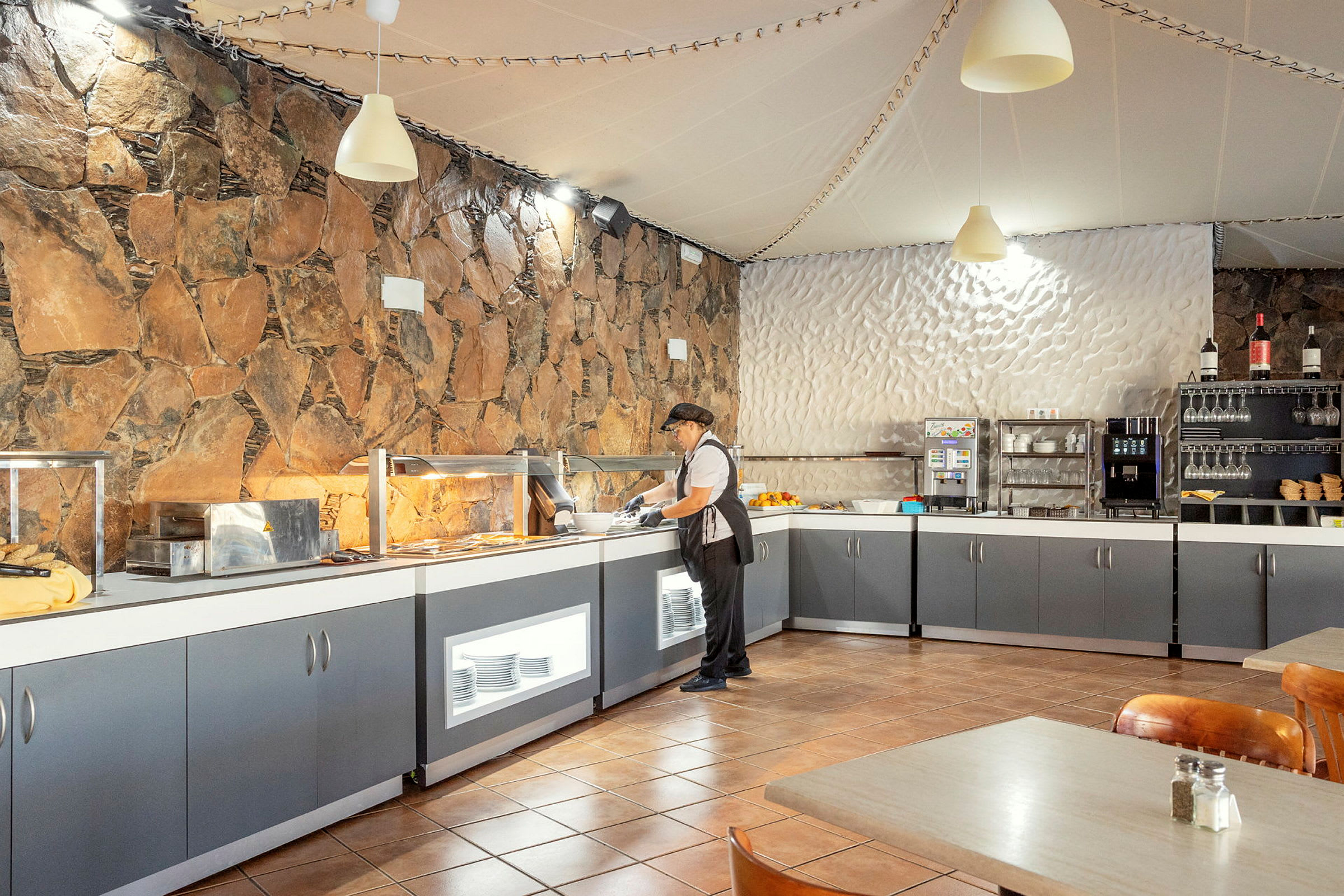 En frokostbuffé i en restaurant med steinmur og moderne fasiliteter. (AI-generert tekst)
