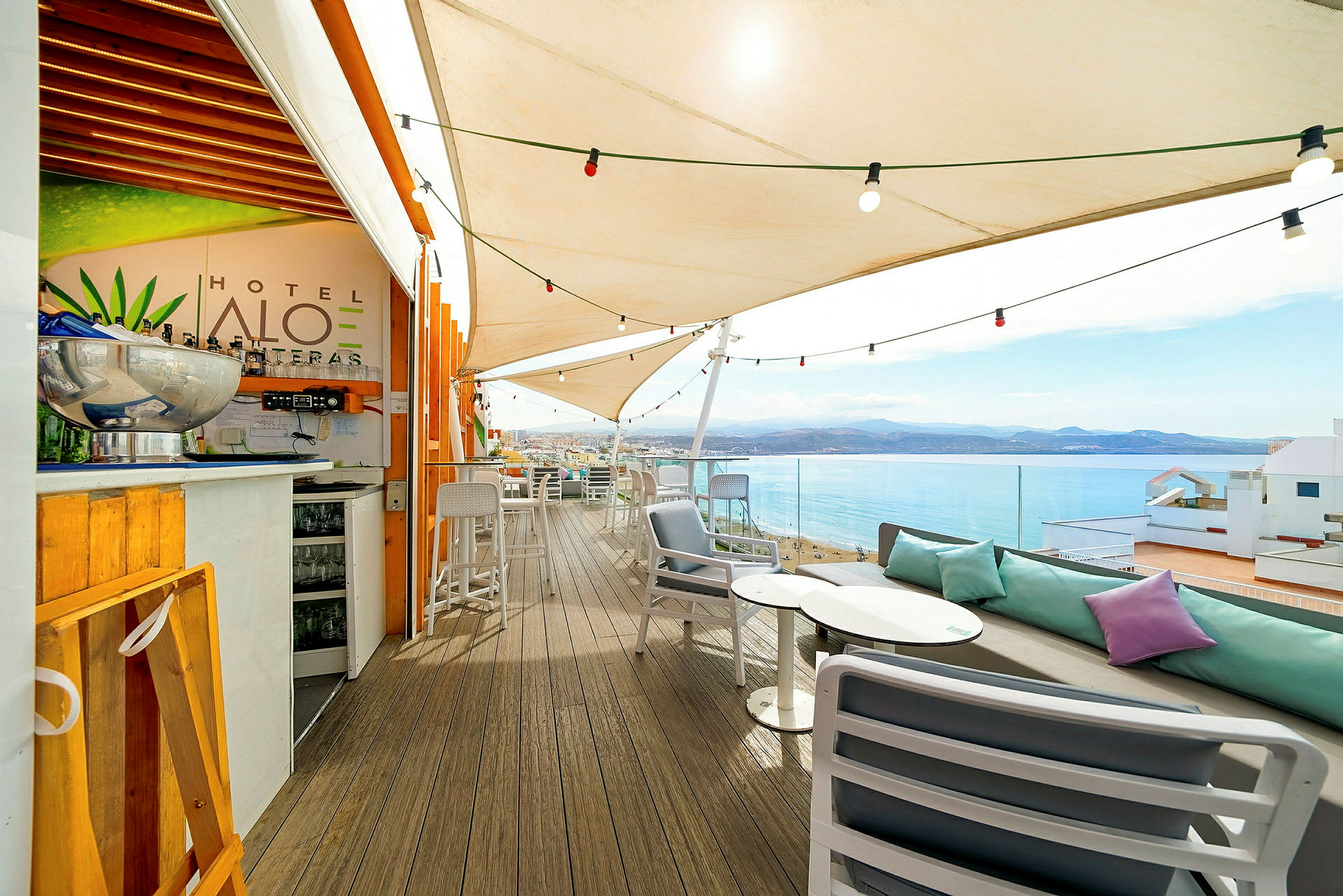 Terrasse med uteservering og utsikt over havet. (AI-generert tekst)