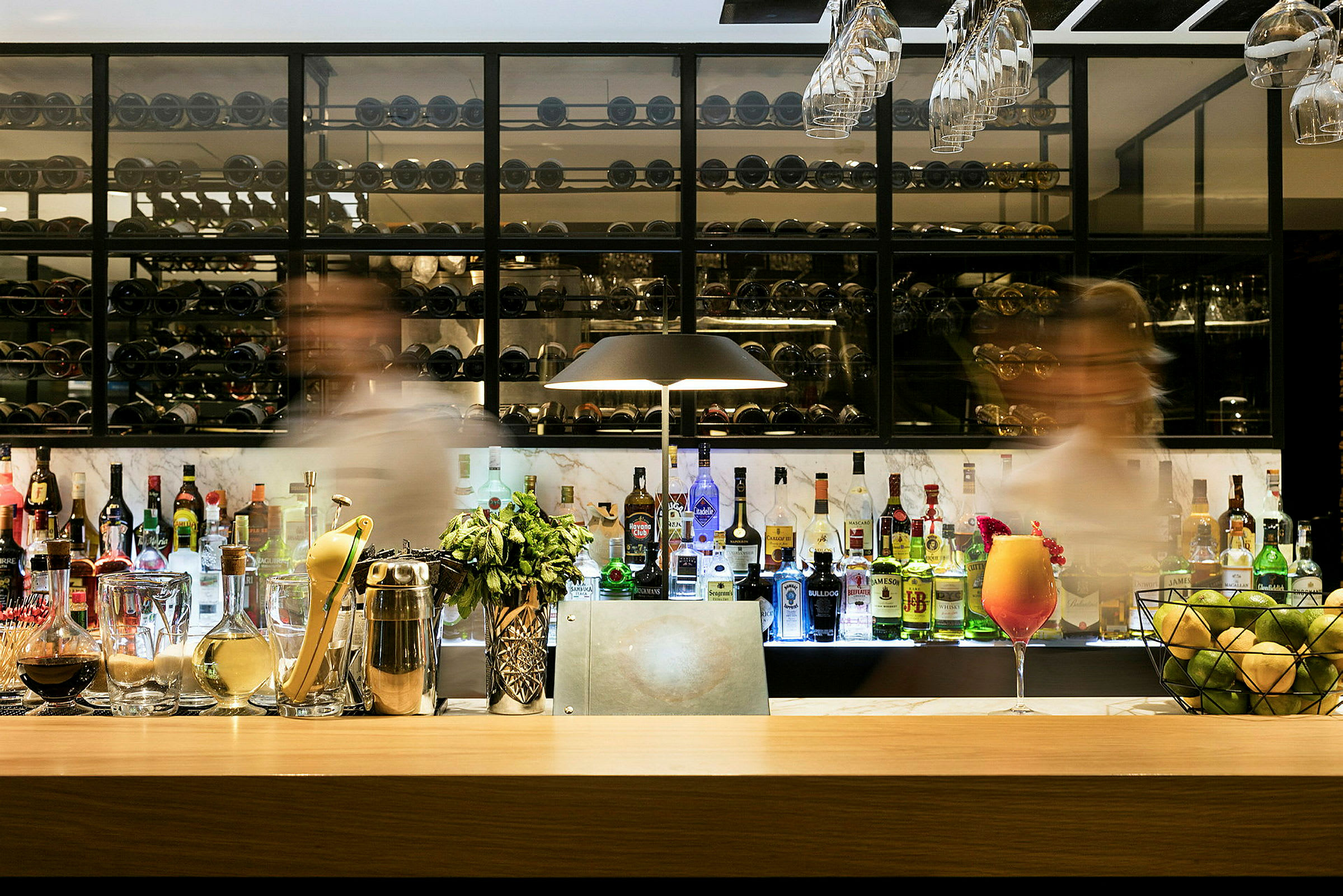 En elegant bar fylt med ulike spritflasker og tilbehør. (AI-generert tekst)