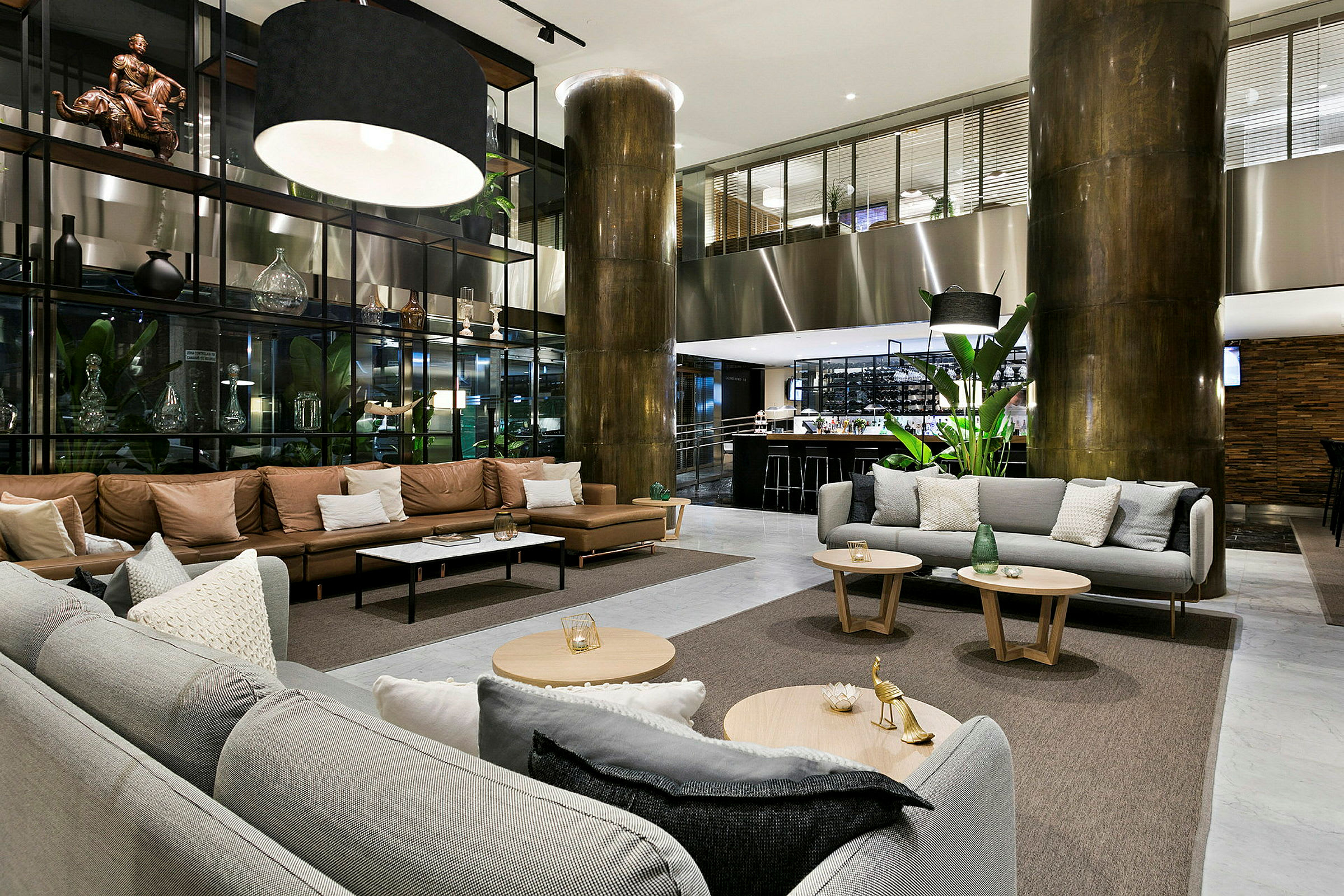 Et moderne og innbydende hotellobbyområde med komfortable sofaer og elegant interiør. (AI-generert tekst)