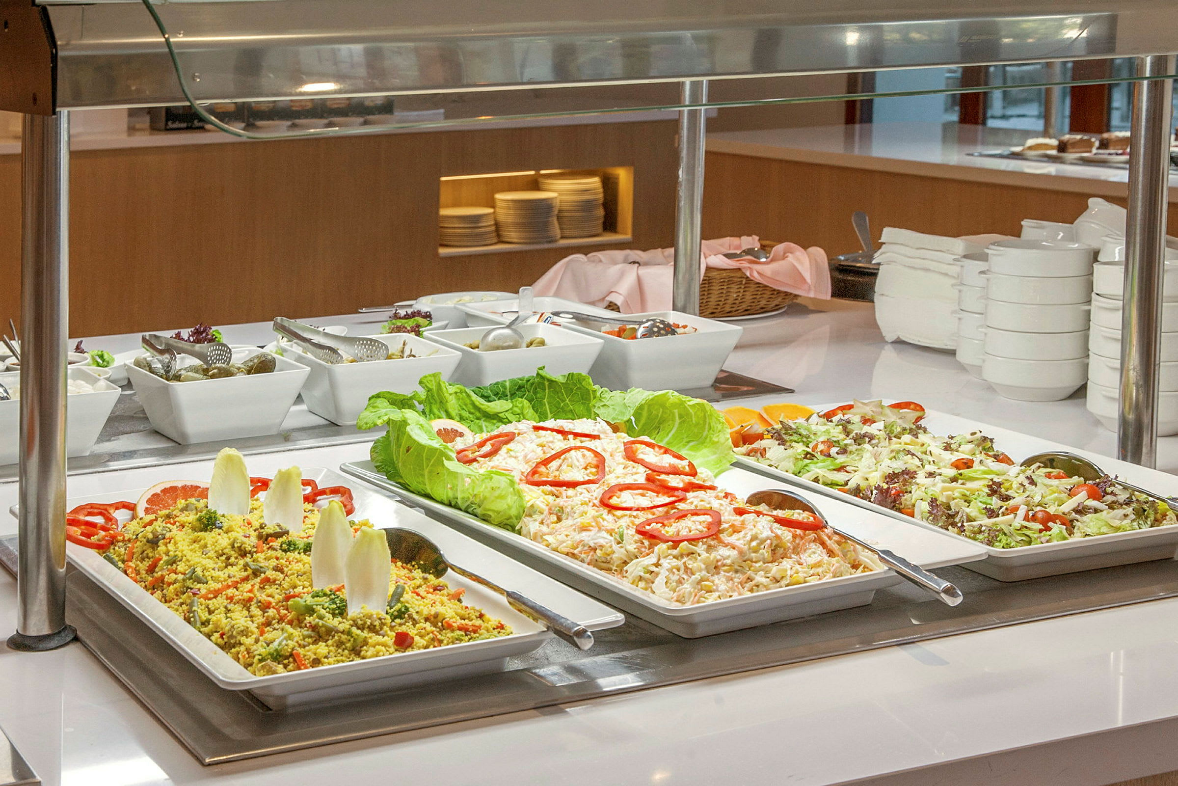 Buffet med salater og kalde retter i forskjellige serveringsfat. (AI-generert tekst)