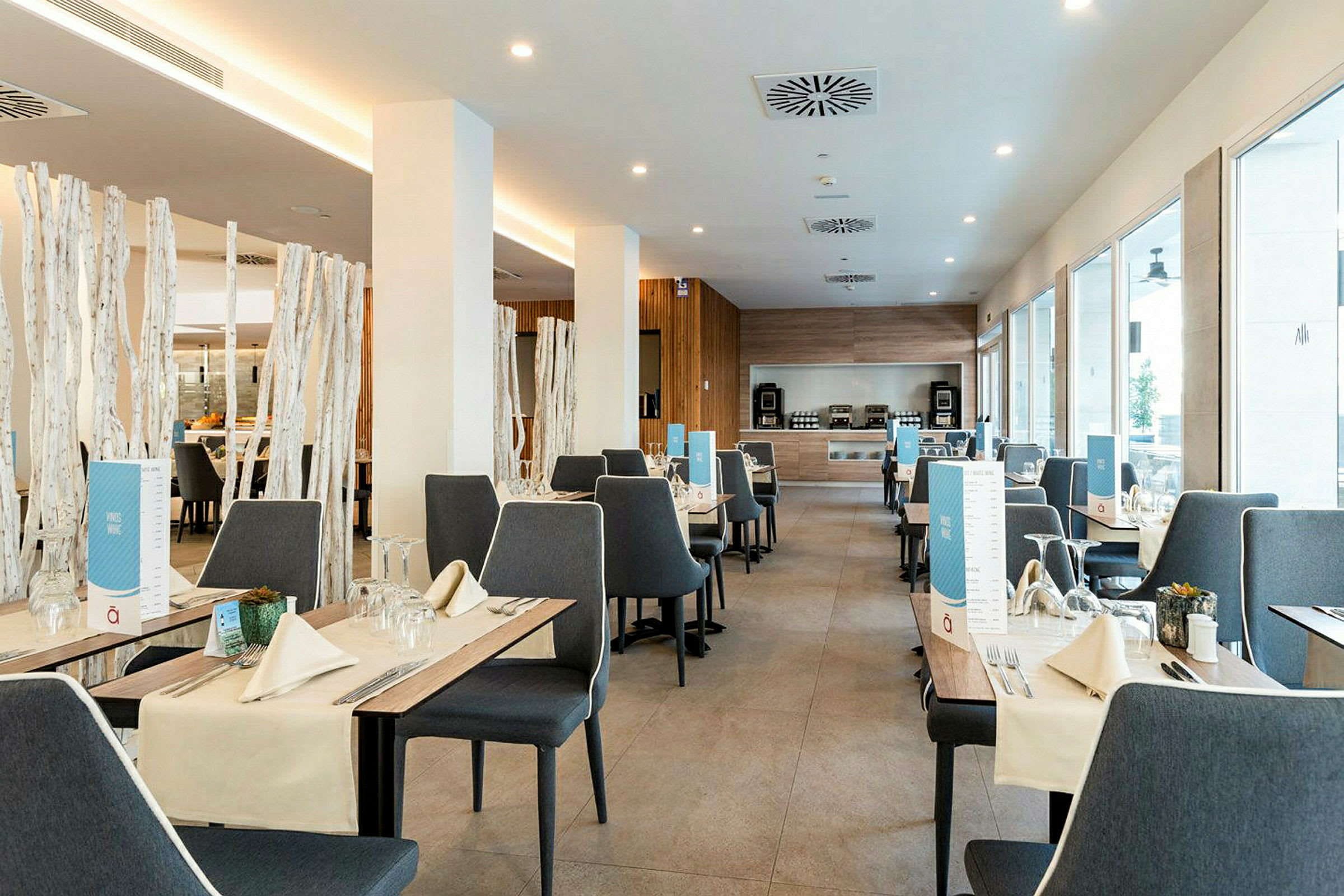 En moderne restaurant med dekkede bord og stilren innredning. (AI-generert tekst)