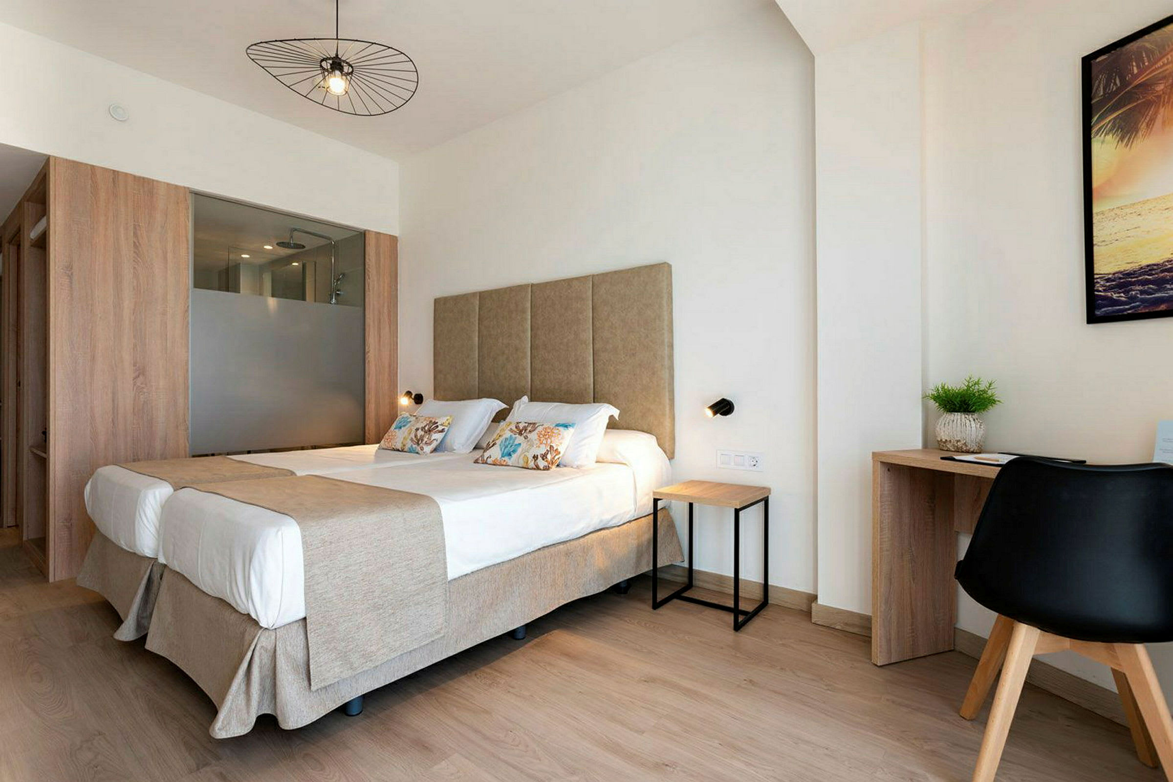 Et lyst hotellrom med dobbeltseng og skrivebord. (AI-generert tekst)