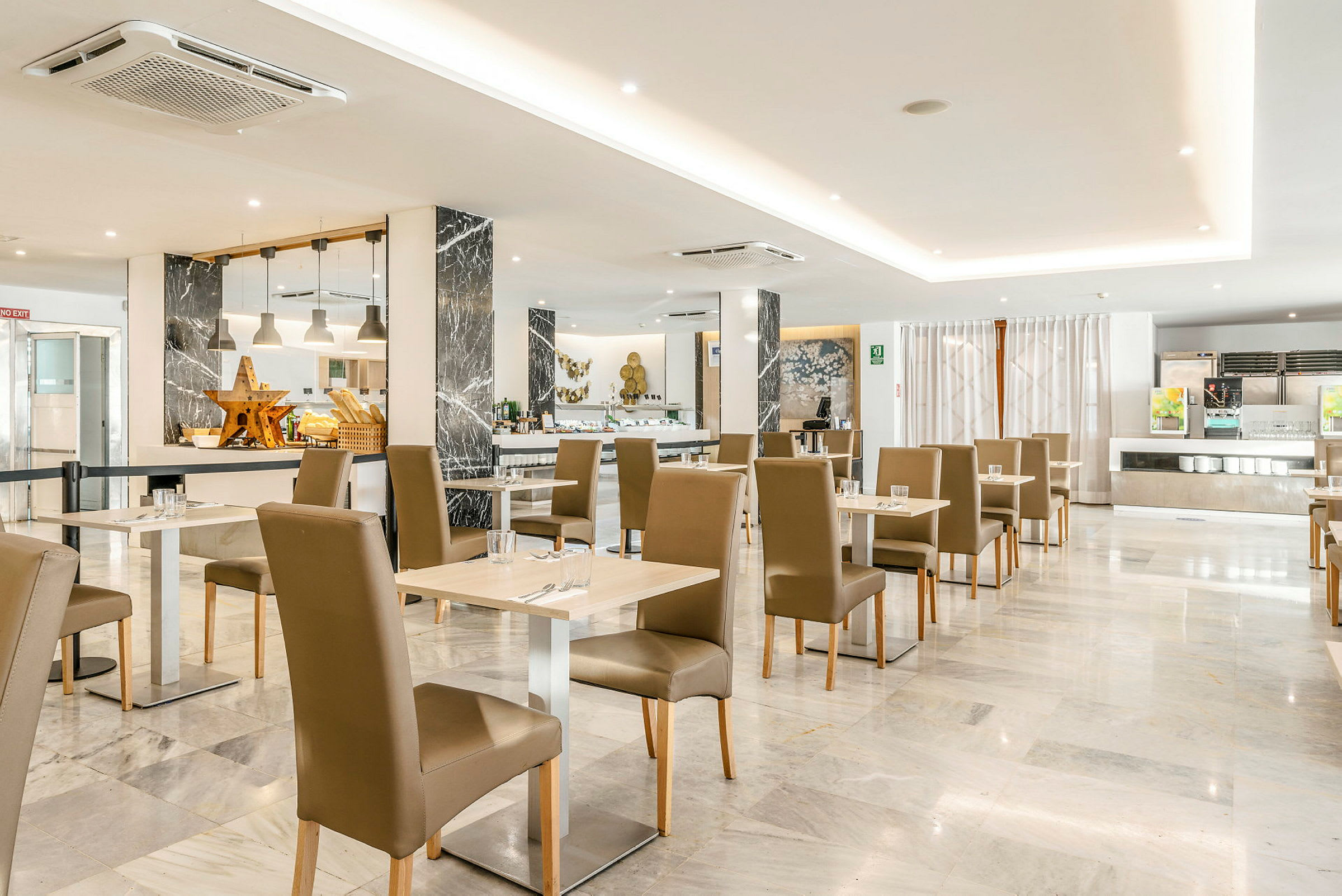 En moderne restaurant med lyst og åpent interiør, bord og stoler i myke farger samt en buffet i bakgrunnen. (AI-generert tekst)