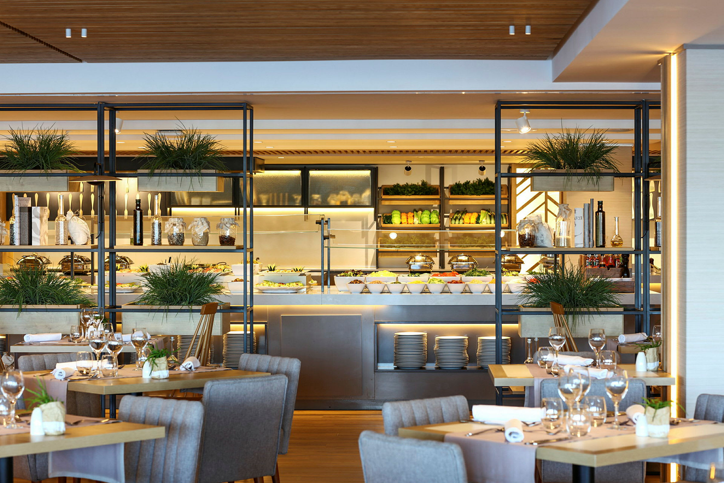 En stilfull hotellrestaurant med dekkede bord og en velassortert buffé. (AI-generert tekst)