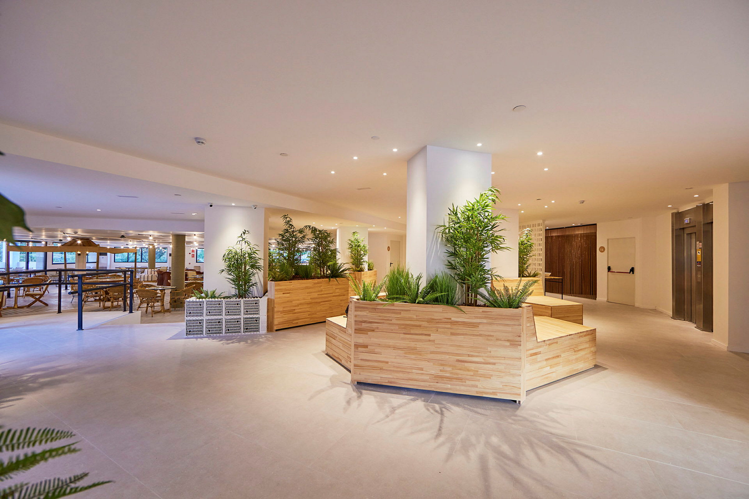 Interiør av et moderne rom med store trekasser fylt med grønne planter. (AI-generert tekst)