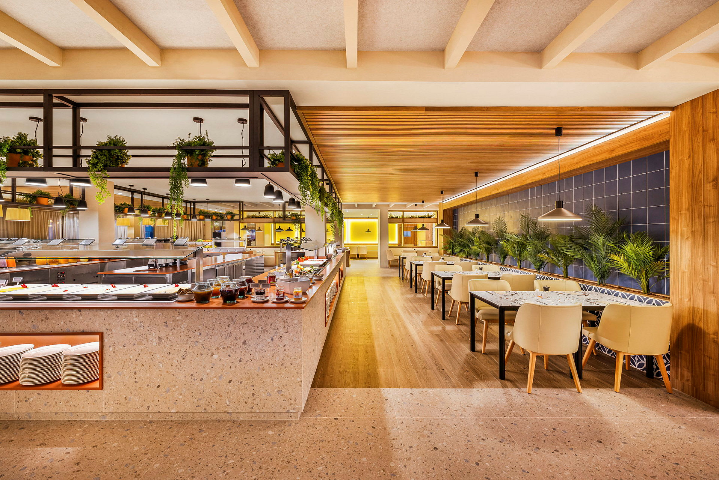 En moderne restaurant med buffetbord og sitteplasser. (AI-generert tekst)