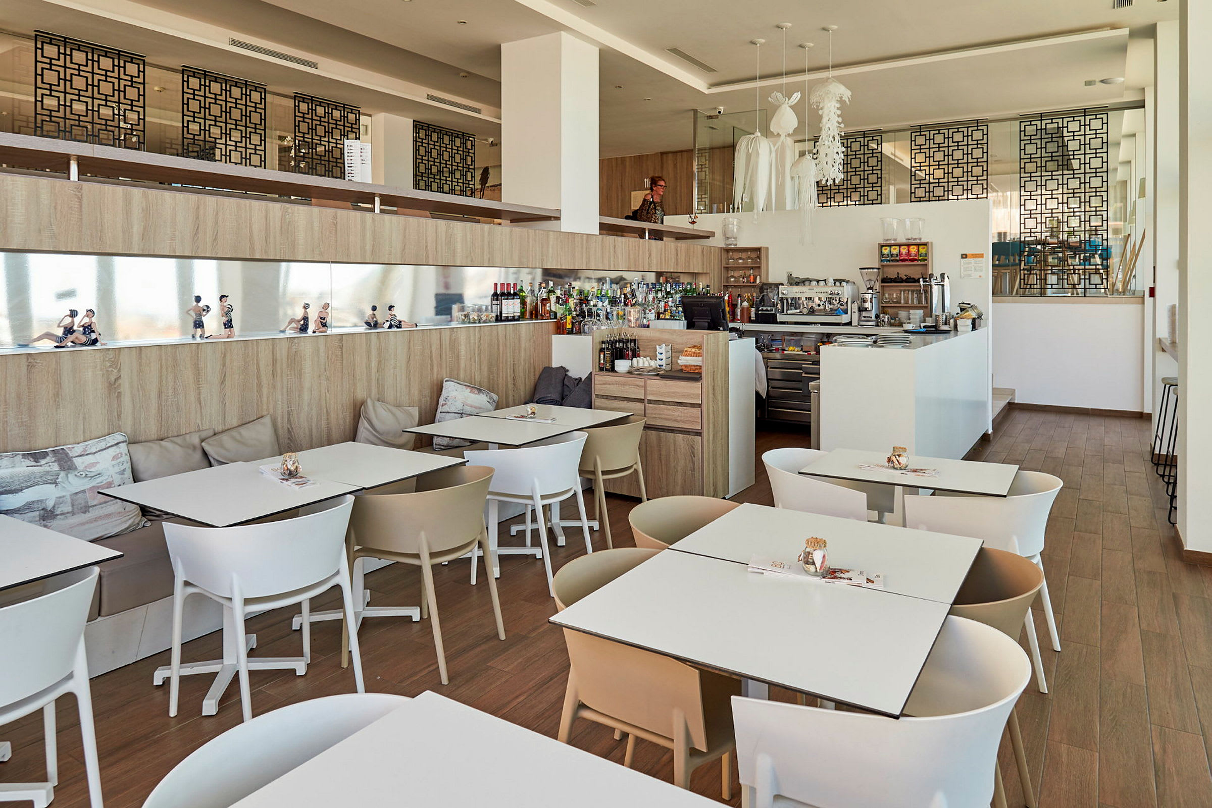Moderne restaurantmiljø med sitteplasser og bar. (AI-generert tekst)