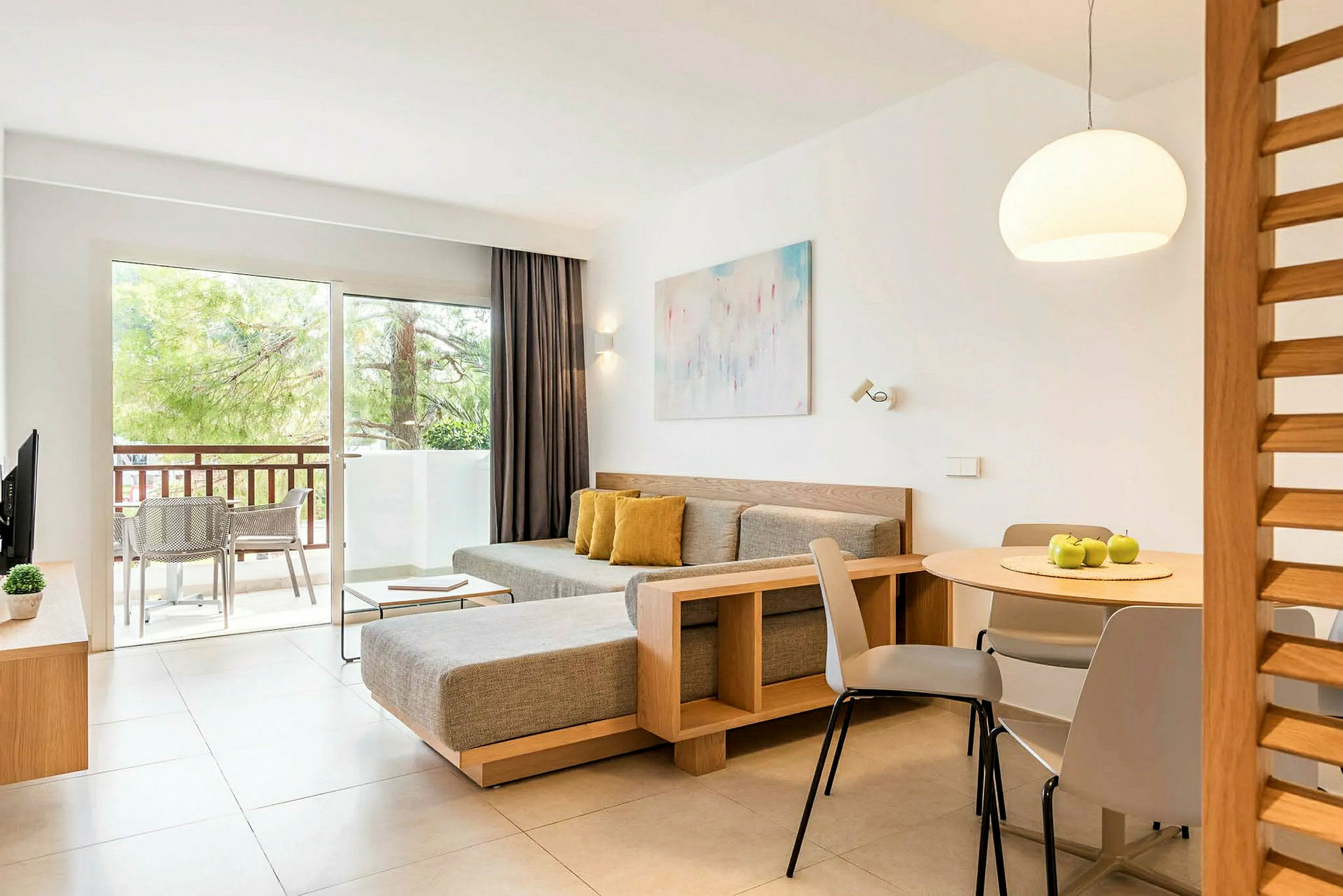 Moderne stue med sofa, spisebord og balkong. (AI-generert tekst)
