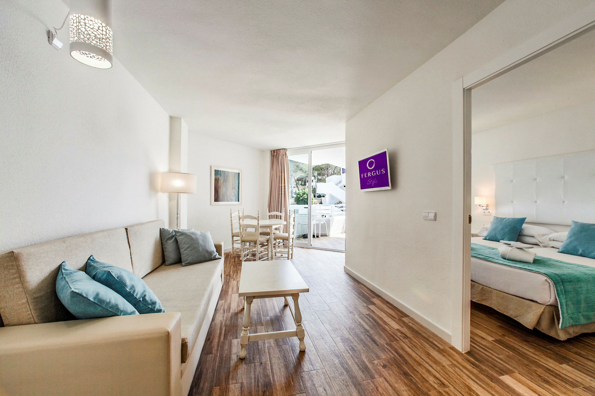 Bilde av et hotellrom med stue, sofa, spisebord og tilstøtende soverom. (AI-generert tekst)