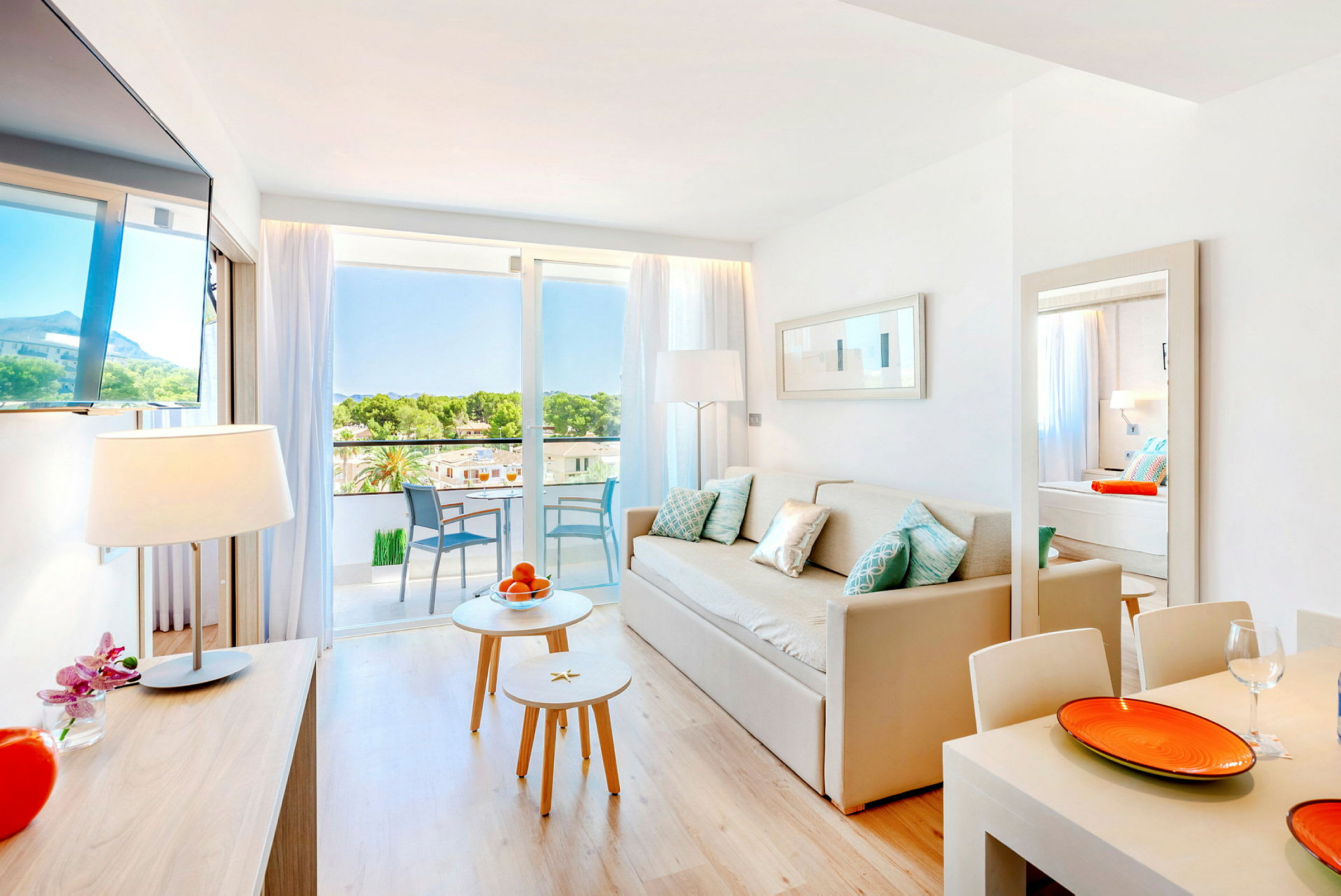 Lys og moderne hotellsuite med balkong og utsikt. (AI-generert tekst)