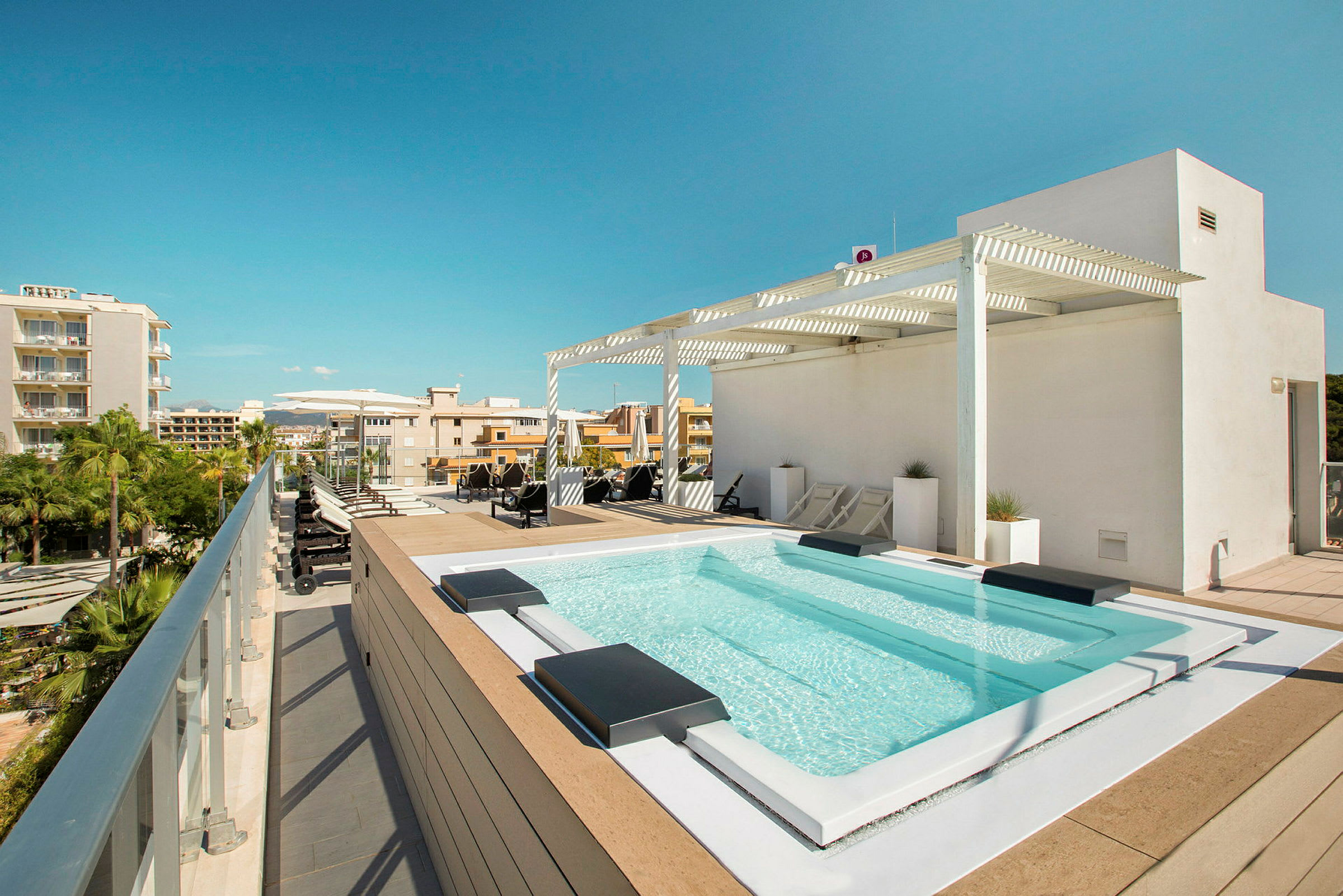Takterrasse med basseng, solsenger og pergola. (AI-generert tekst)