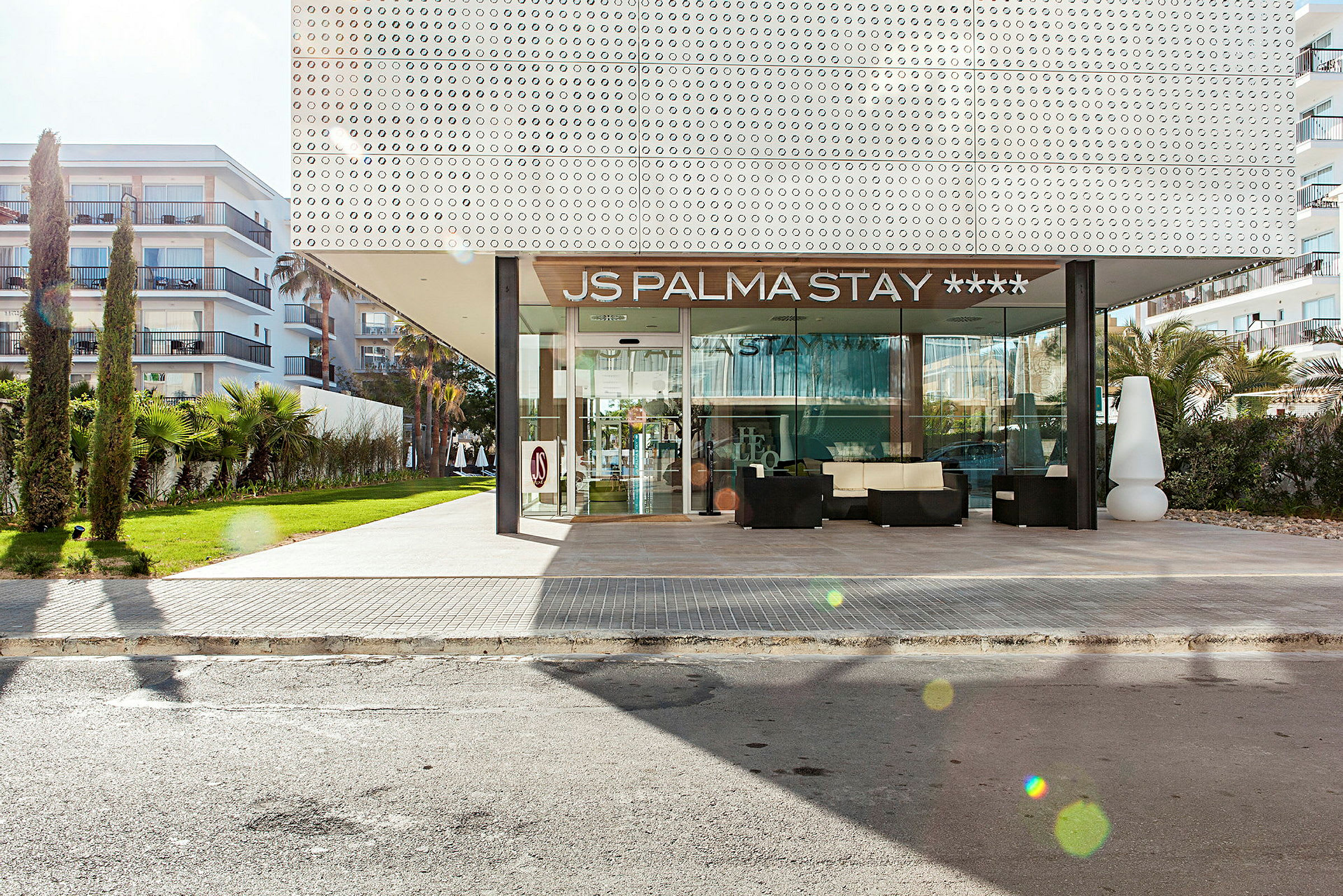 Eksteriør av JS Palma Stay hotell med inngang og omkringliggende grøntområder. (AI-generert tekst)