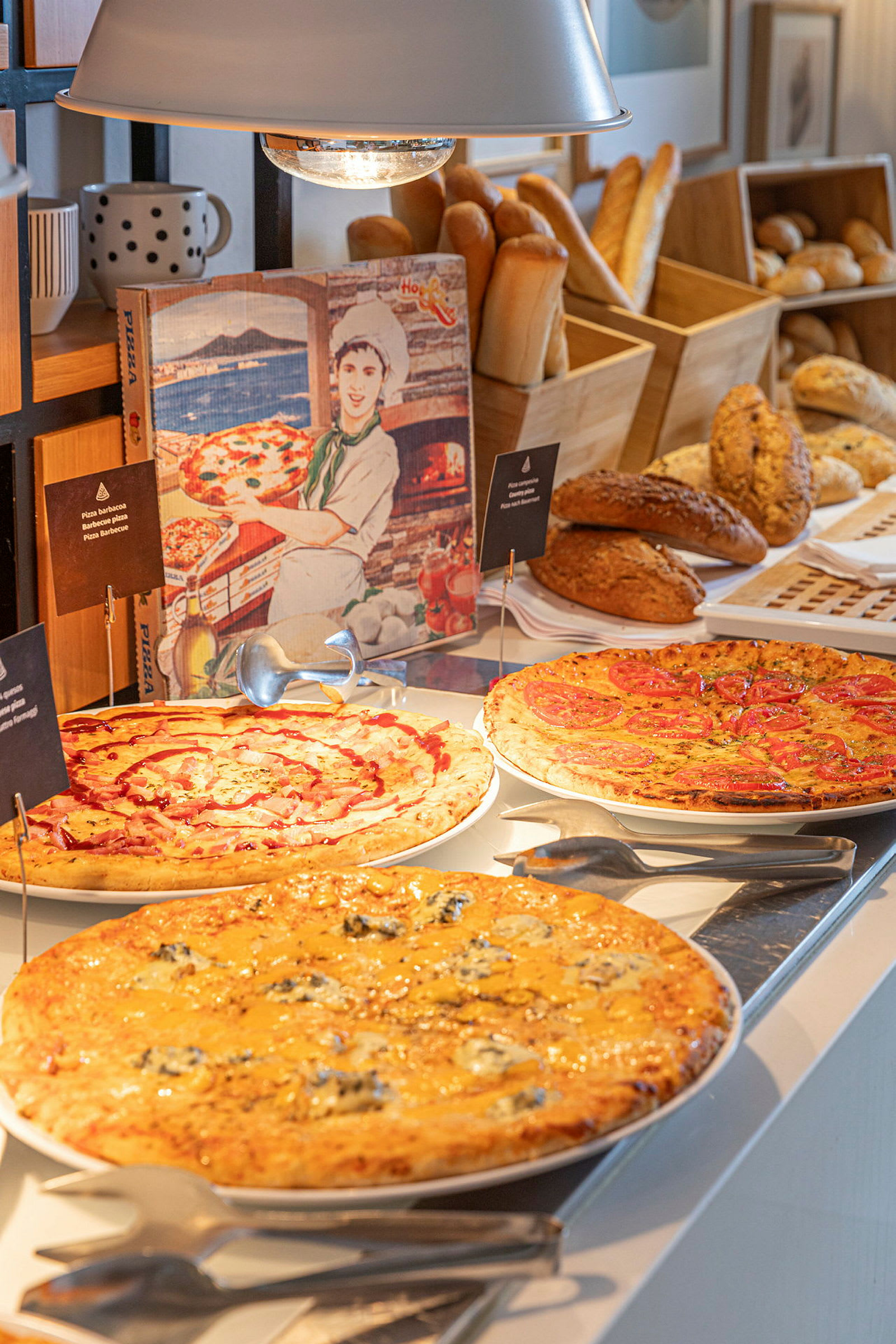 En buffé med ulike typer pizza og brød. (AI-generert tekst)