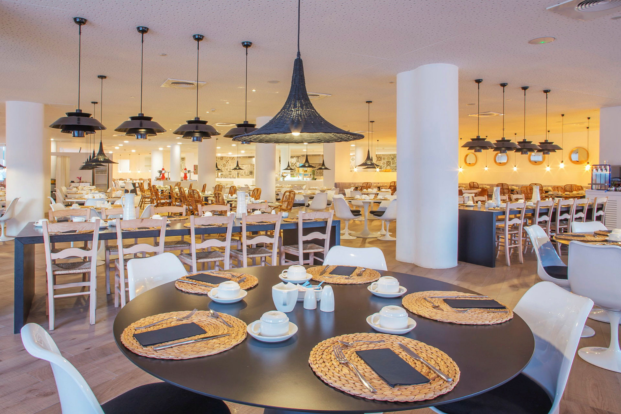 Oppdekket restaurant med bord og sitteplasser. (AI-generert tekst)