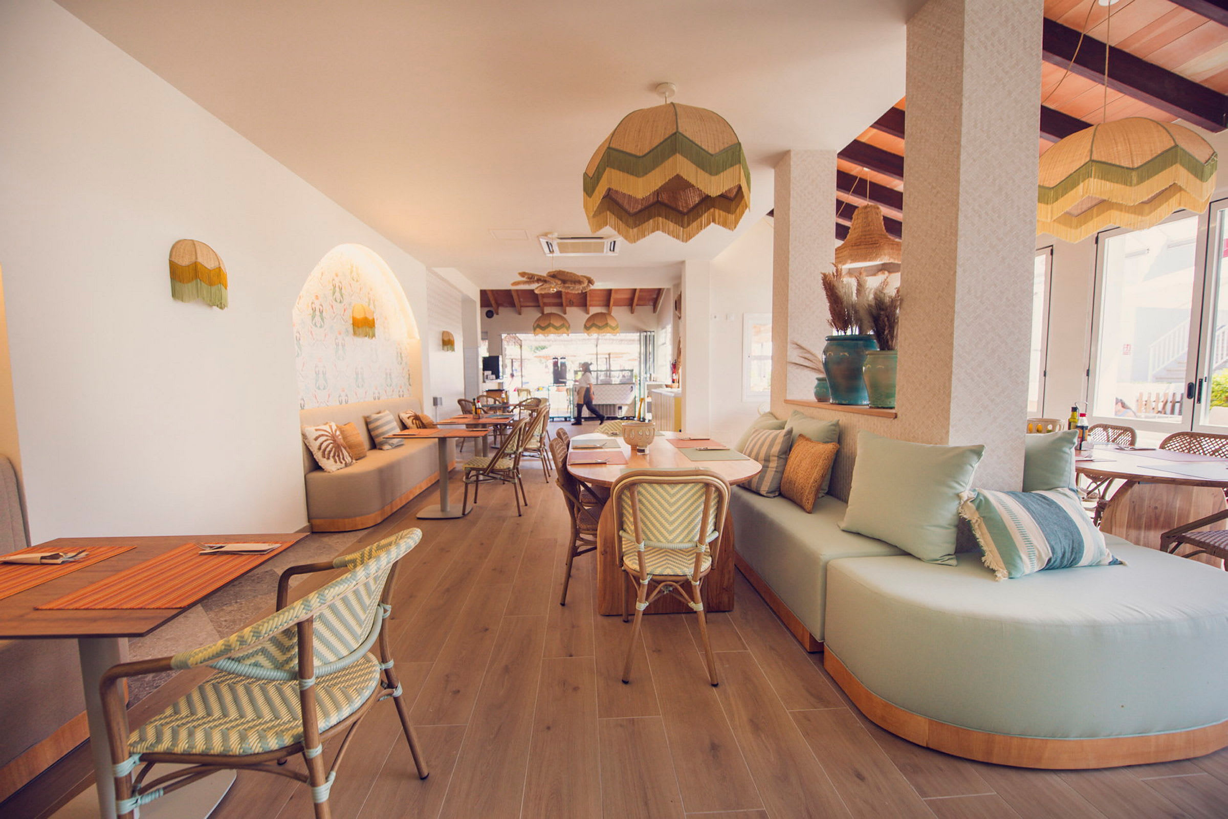 Restaurant med bord og stoler samt moderne innredning. (AI-generert tekst)