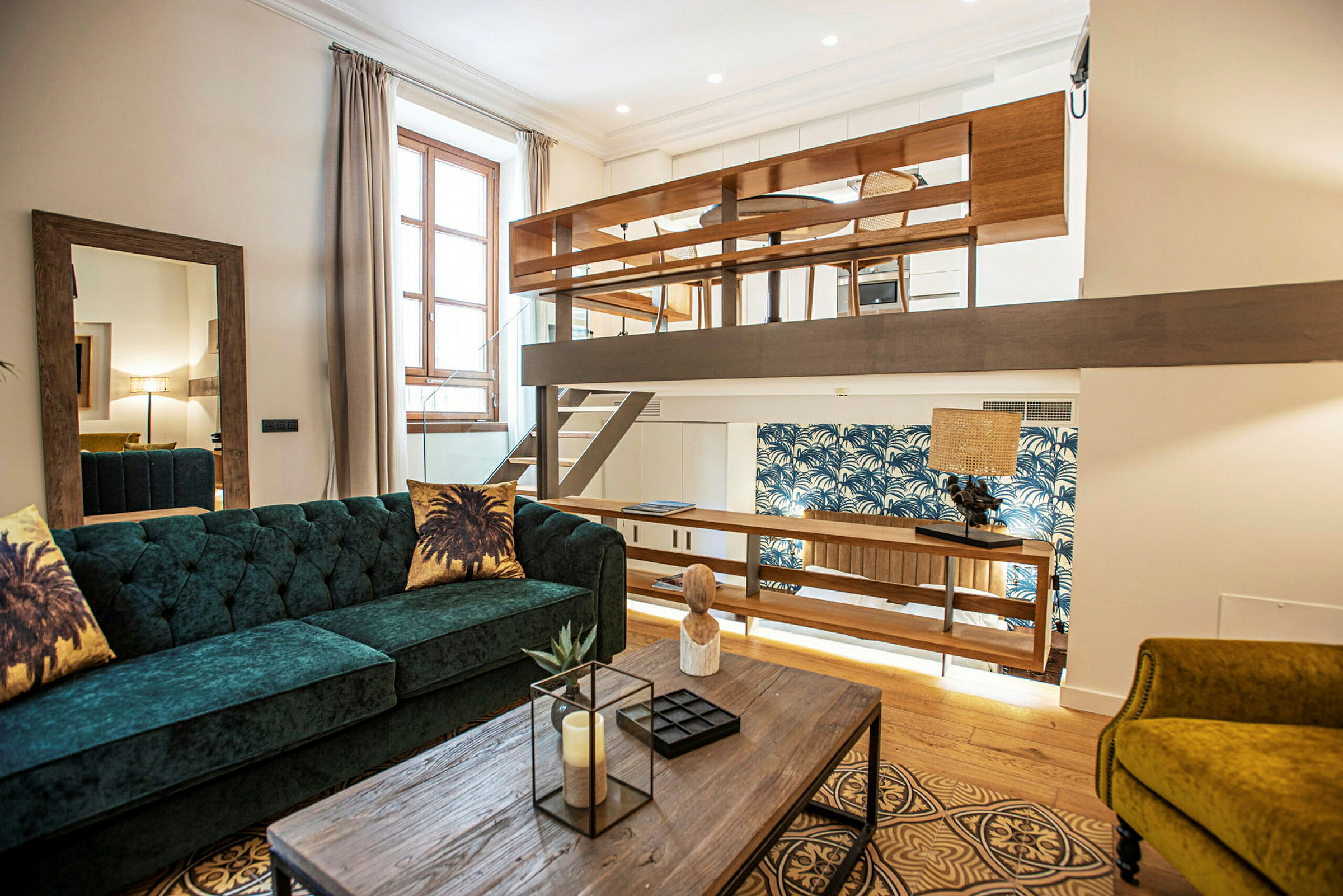 En moderne leilighet med hems og innredet med sofa og trebord. (AI-generert tekst)