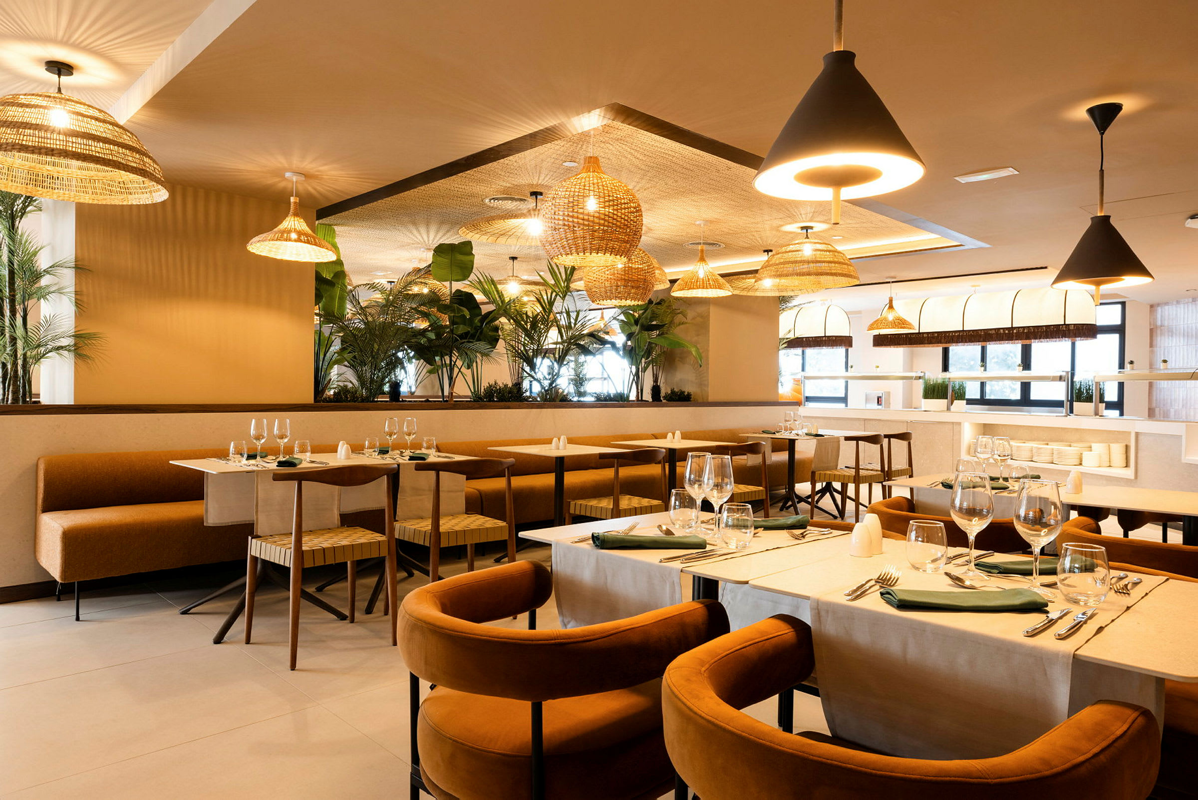 Restaurant med hyggelige bord, komfortable stoler og dekorativt planteliv. (AI-generert tekst)
