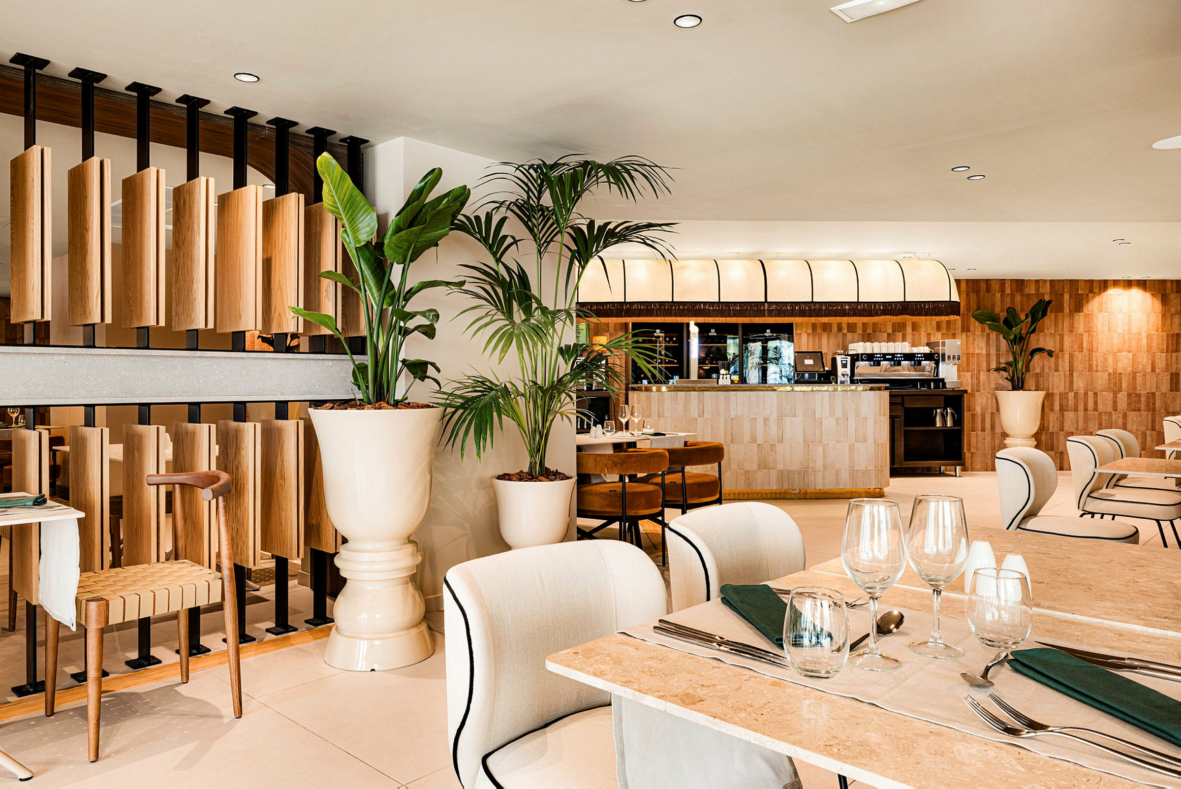 En moderne restaurant med stilig interiør, trepaneler og dekorative planter. (AI-generert tekst)