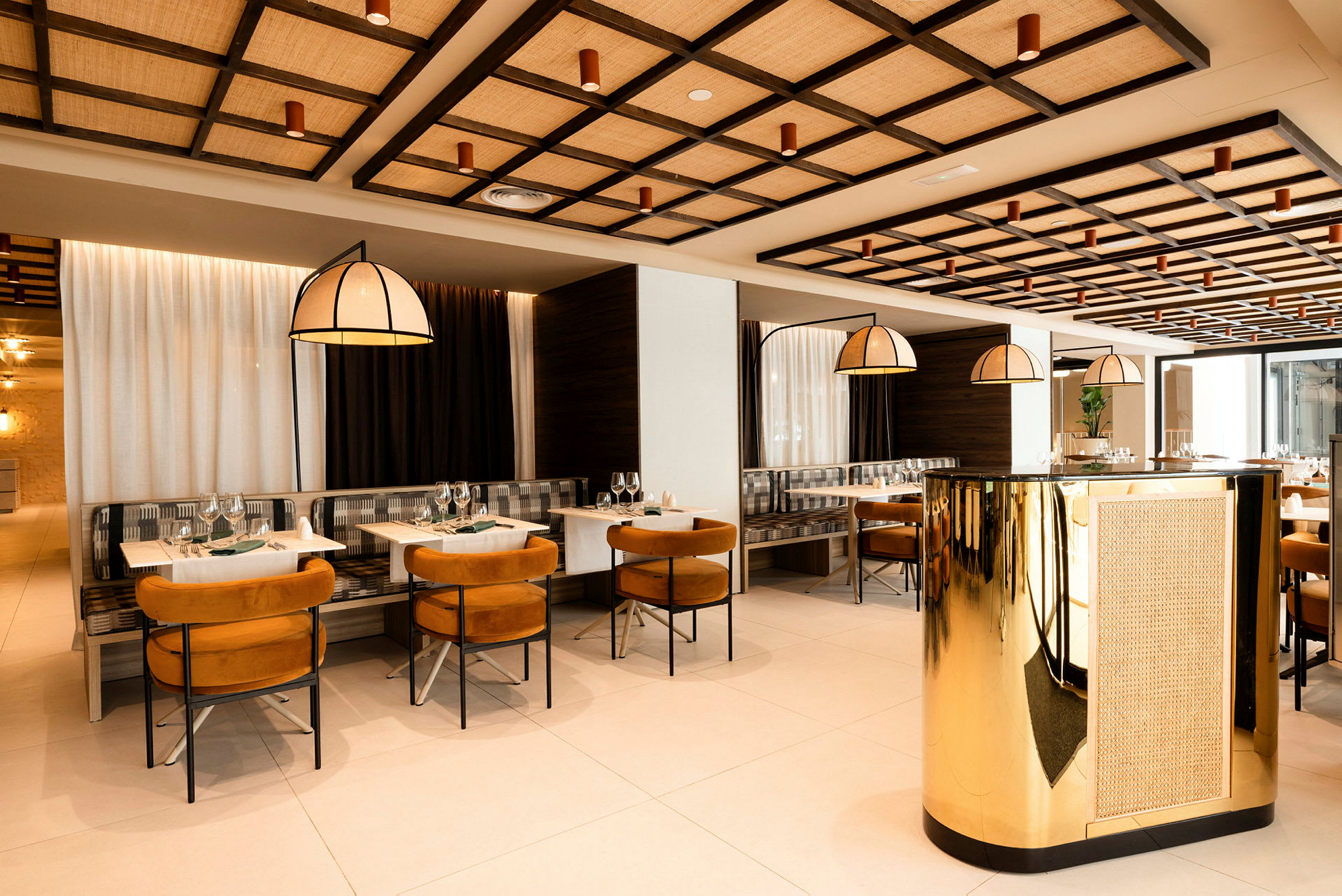 En moderne restaurantinteriør med komfortable sitteplasser, hengende lamper og en polert dekorativ overflate. (AI-generert tekst)