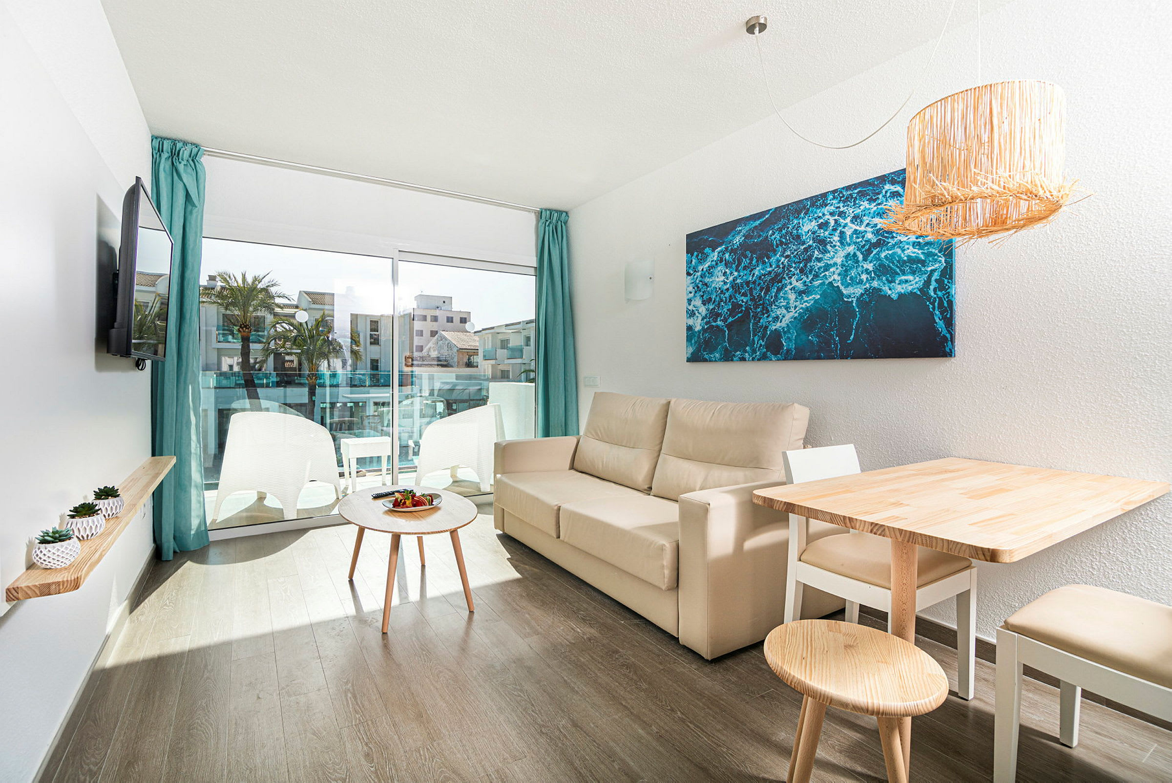 Moderne innredet stue med sofa, spisebord og kunstverk på veggen. Uteplass med sittemøbler kan sees gjennom glassdører. (AI-generert tekst)