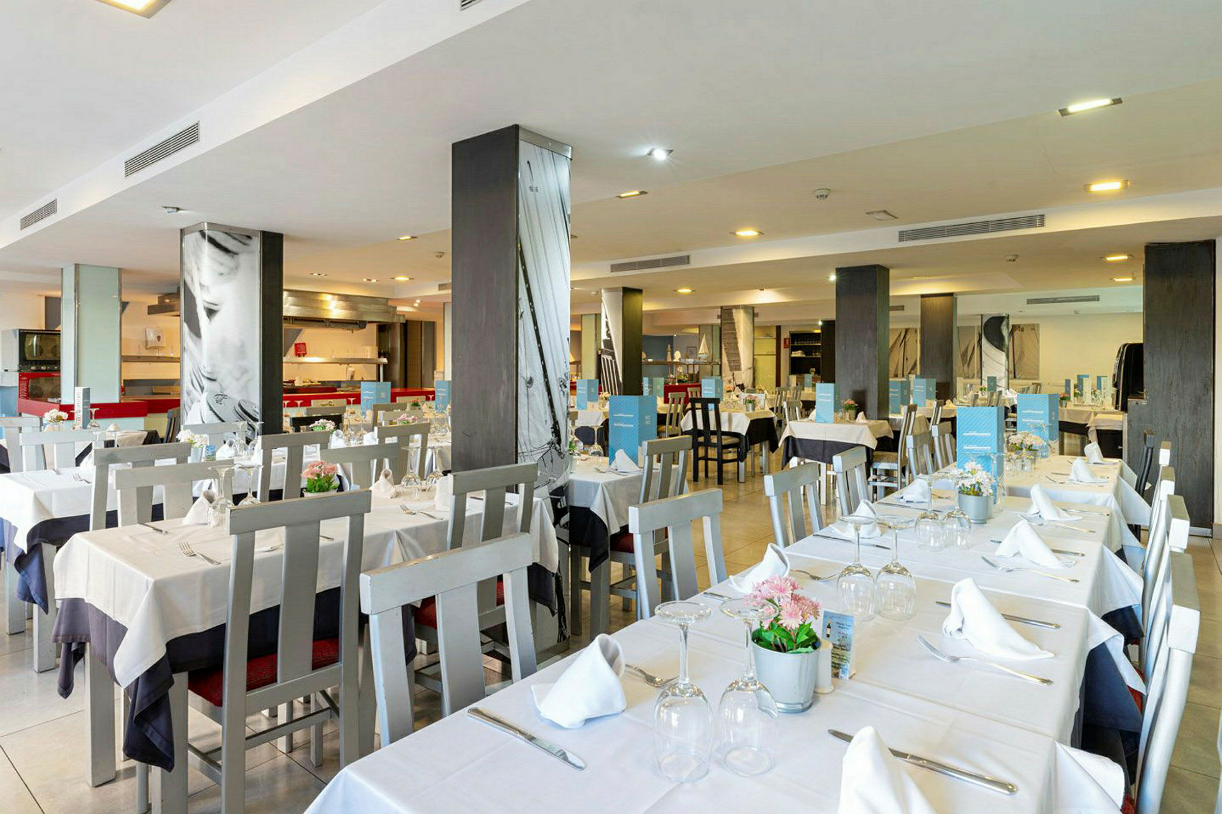 Bilde av en restaurant med dekkede bord og stoler. (AI-generert tekst)