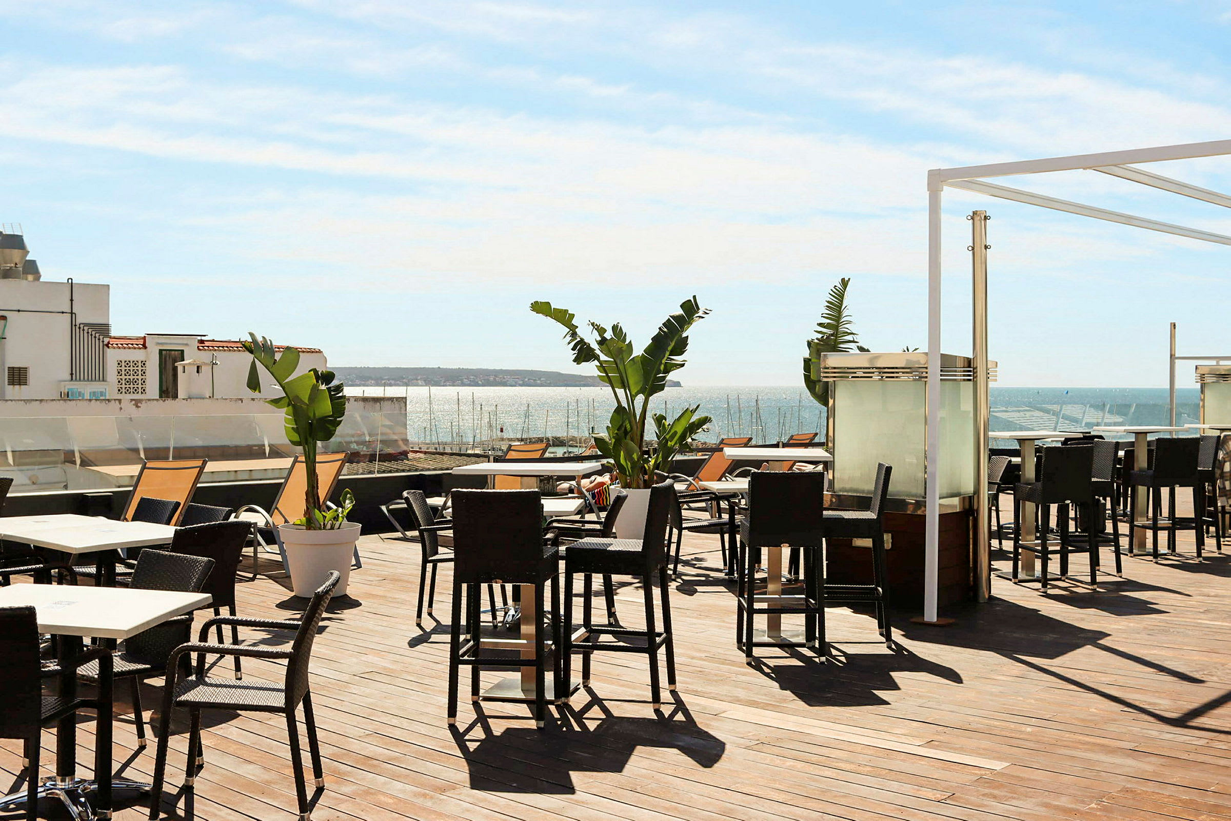 Terrasse med utemøbler og utsikt over havet. (AI-generert tekst)