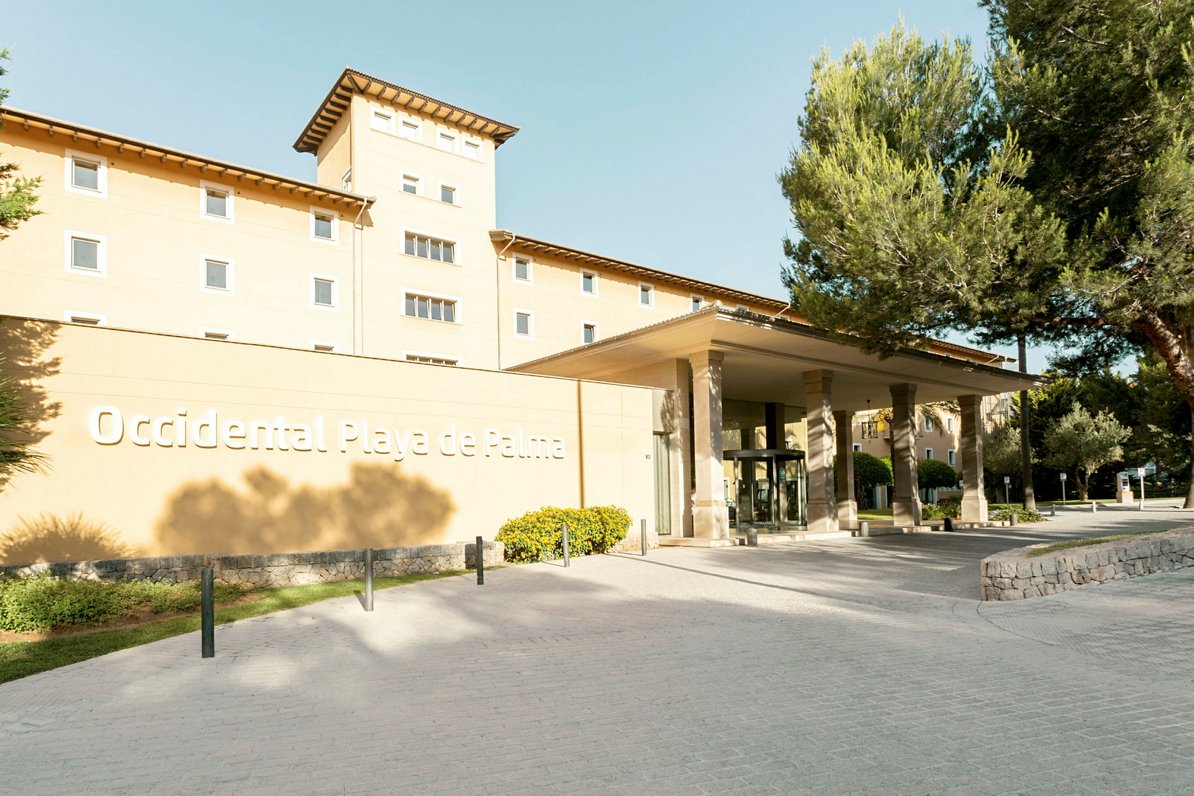 Fasade av hotellbygning med navnet Occidental Playa de Palma og inngangsparti. (AI-generert tekst)