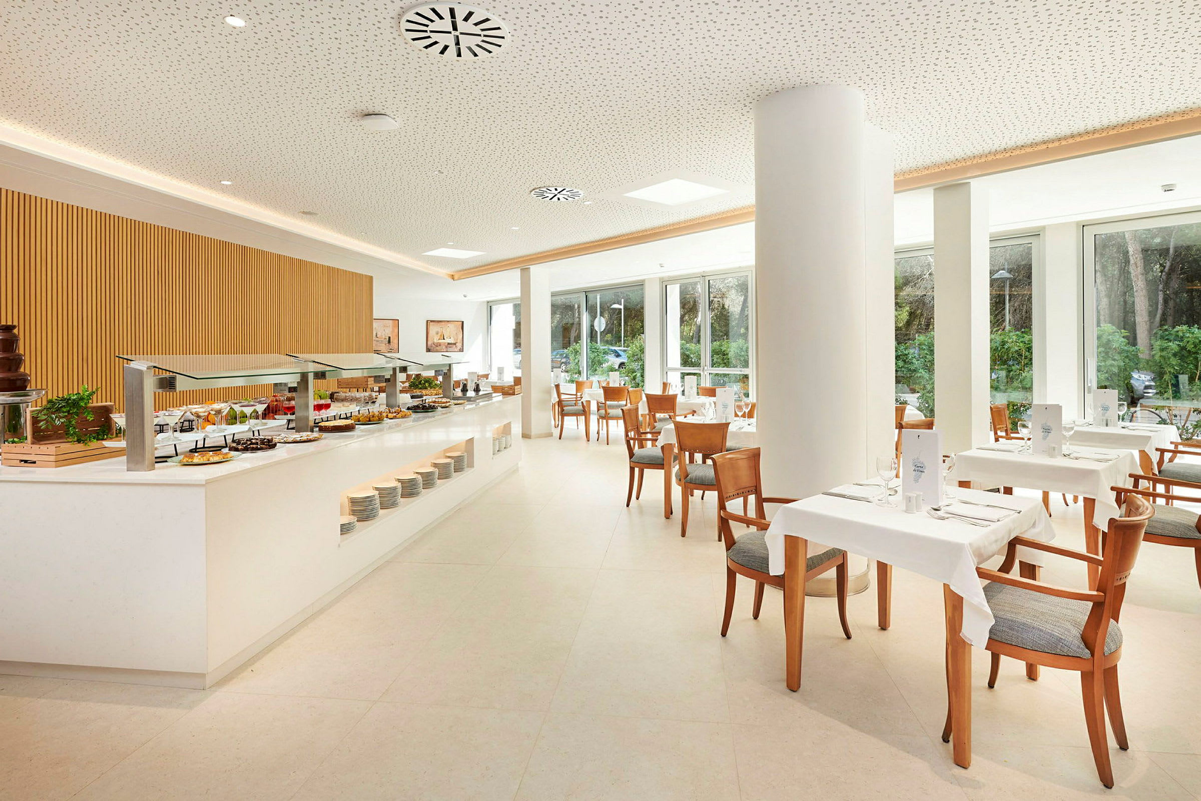 Bilde av en restaurant med dekket bord og en buffet. (AI-generert tekst)