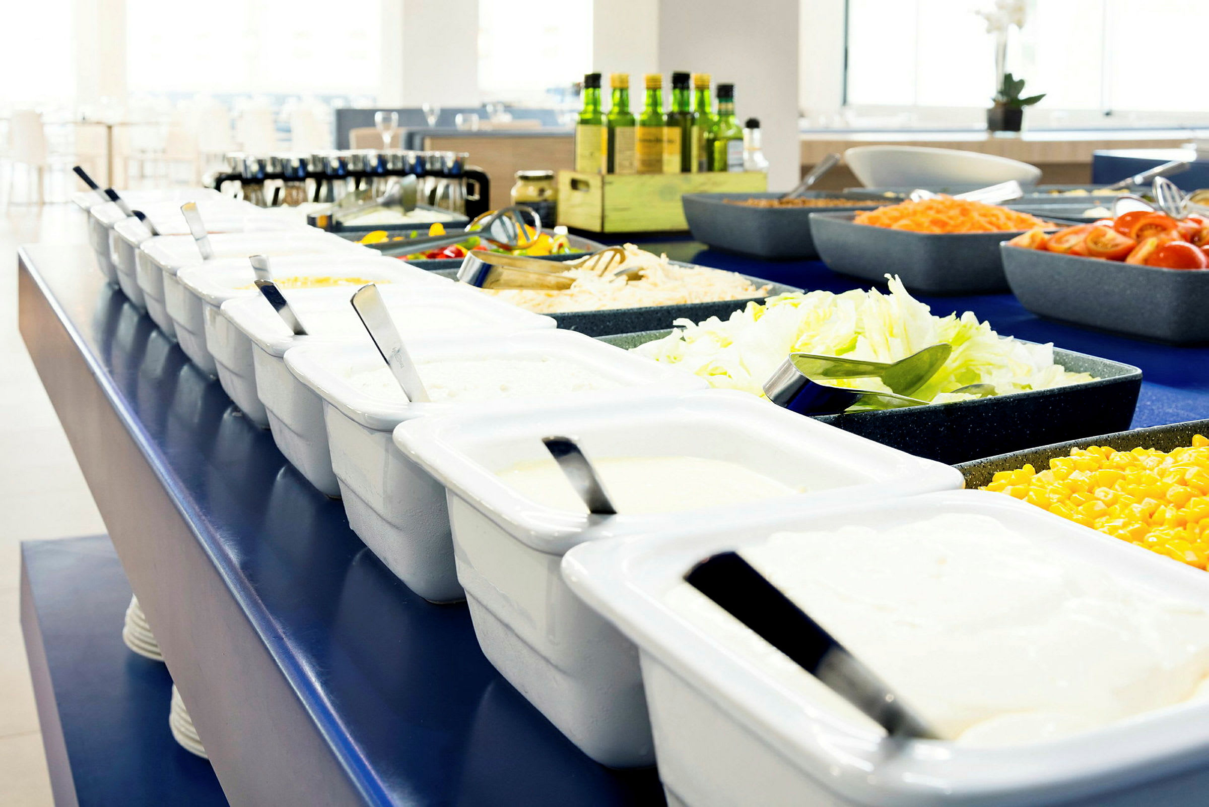 Buffet med ulike retter og salatingredienser. (AI-generert tekst)