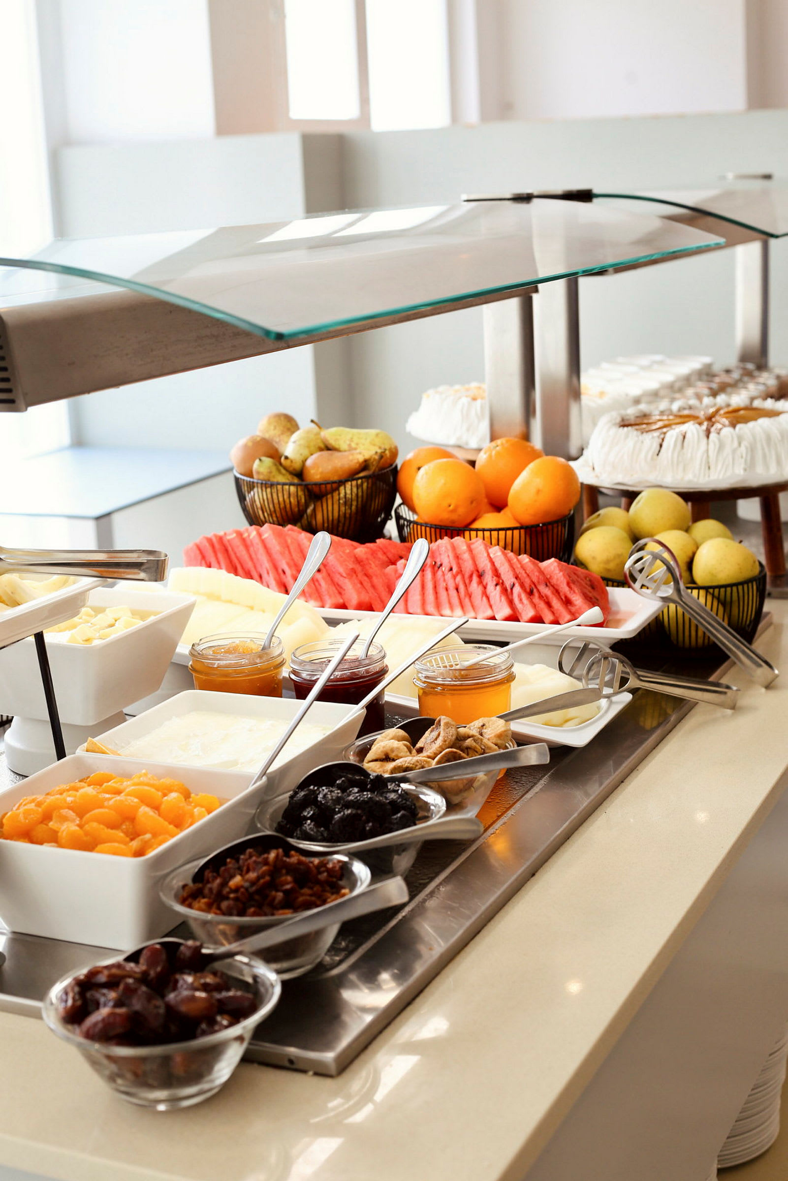 Buffet med forskjellige frukter og tilbehør. (AI-generert tekst)