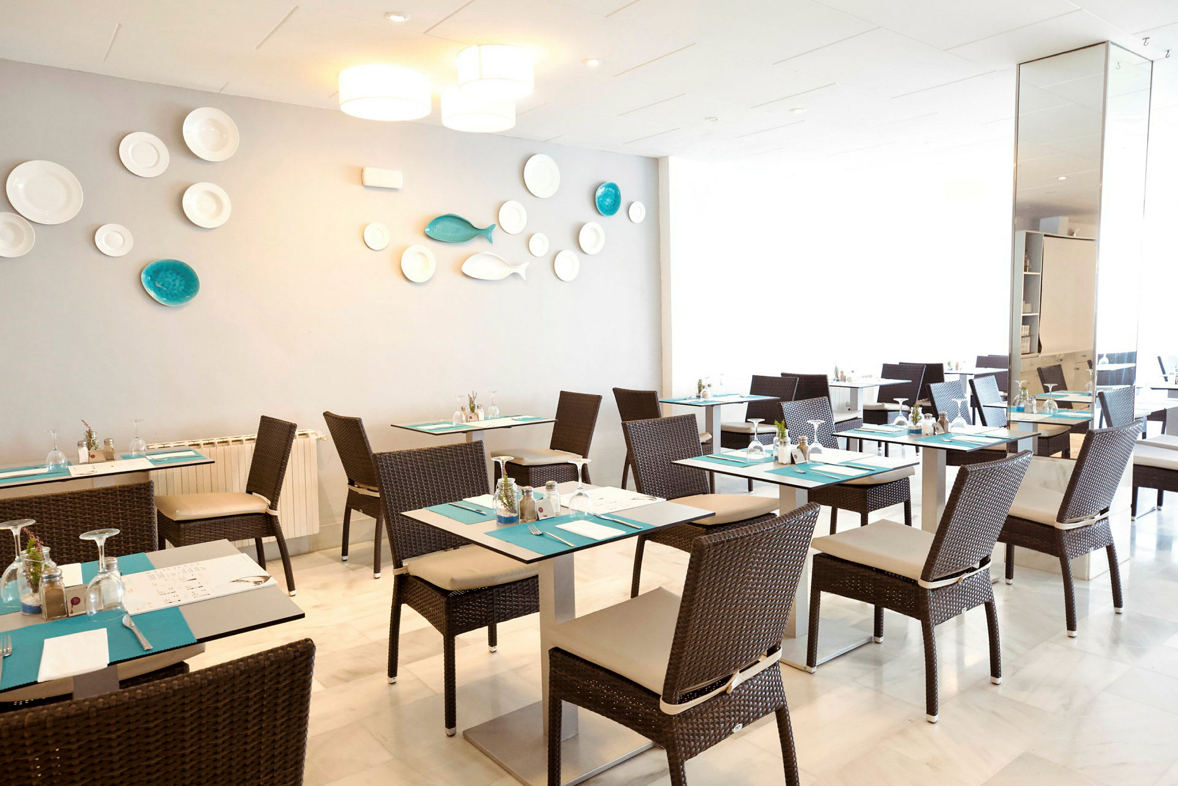Bilde av en restaurant med dekket bord og stoler. (AI-generert tekst)