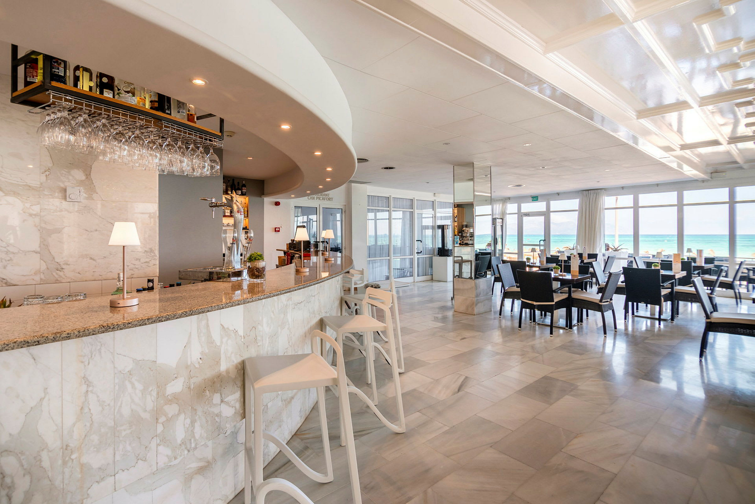 En lys bar og restaurant med utsikt over havet. (AI-generert tekst)
