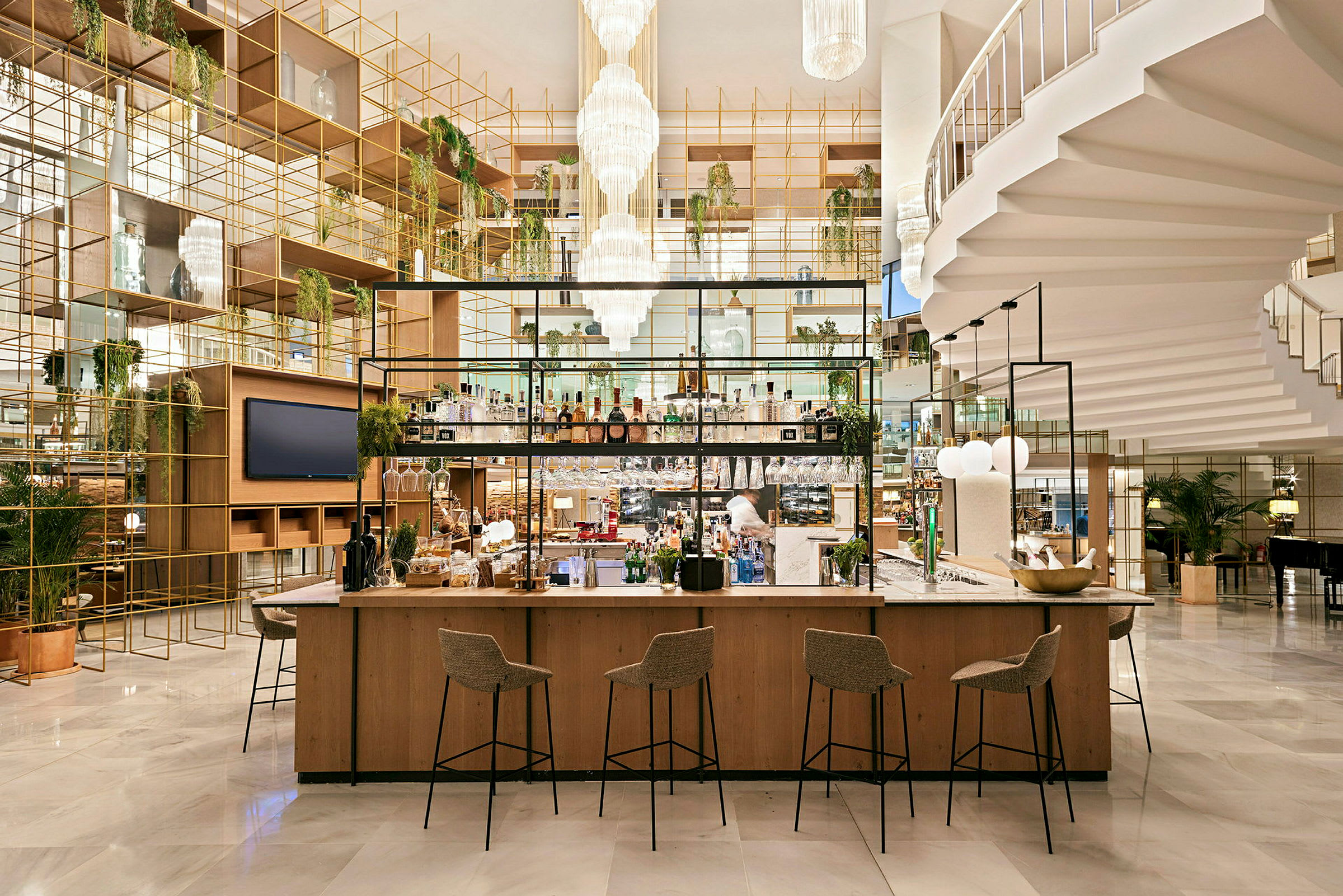 En moderne bar med stilige interiørdetaljer og sitteplasser. (AI-generert tekst)