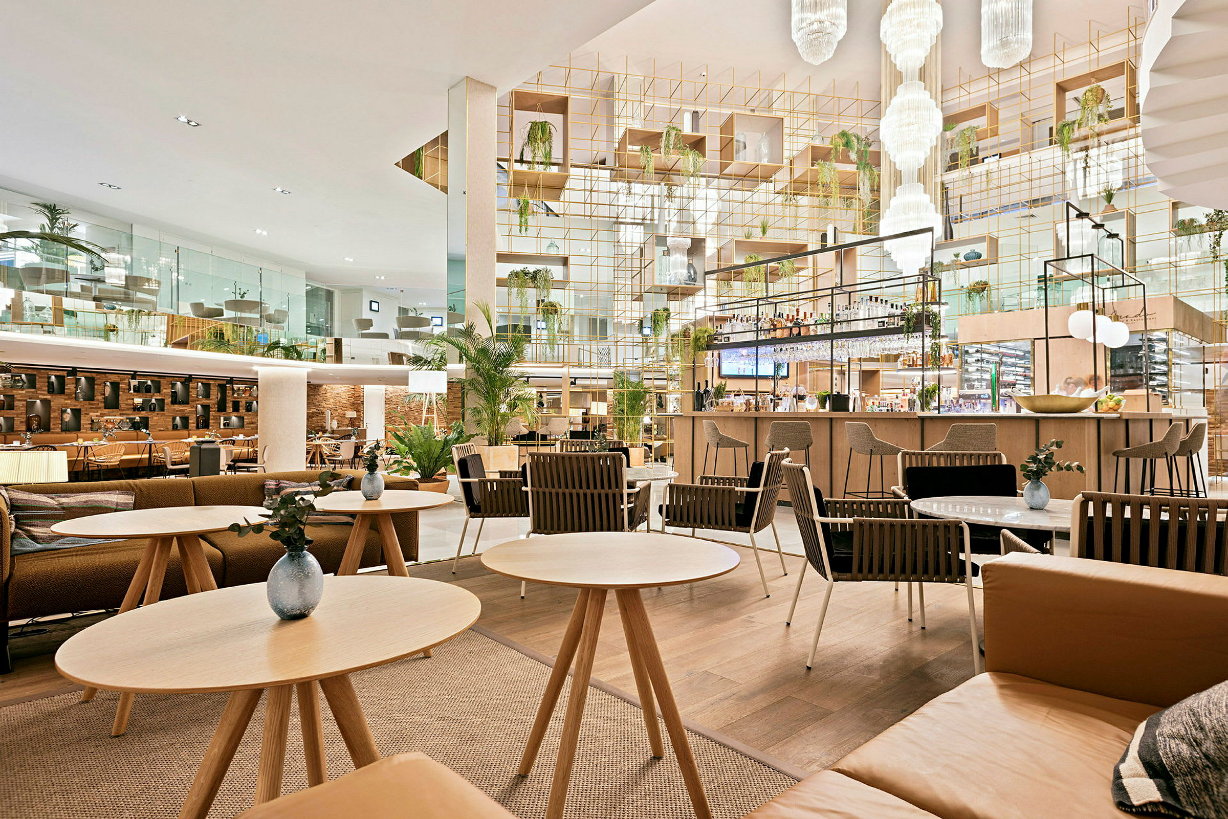 Moderne og elegant innredet kafé med sittegrupper og planter. (AI-generert tekst)