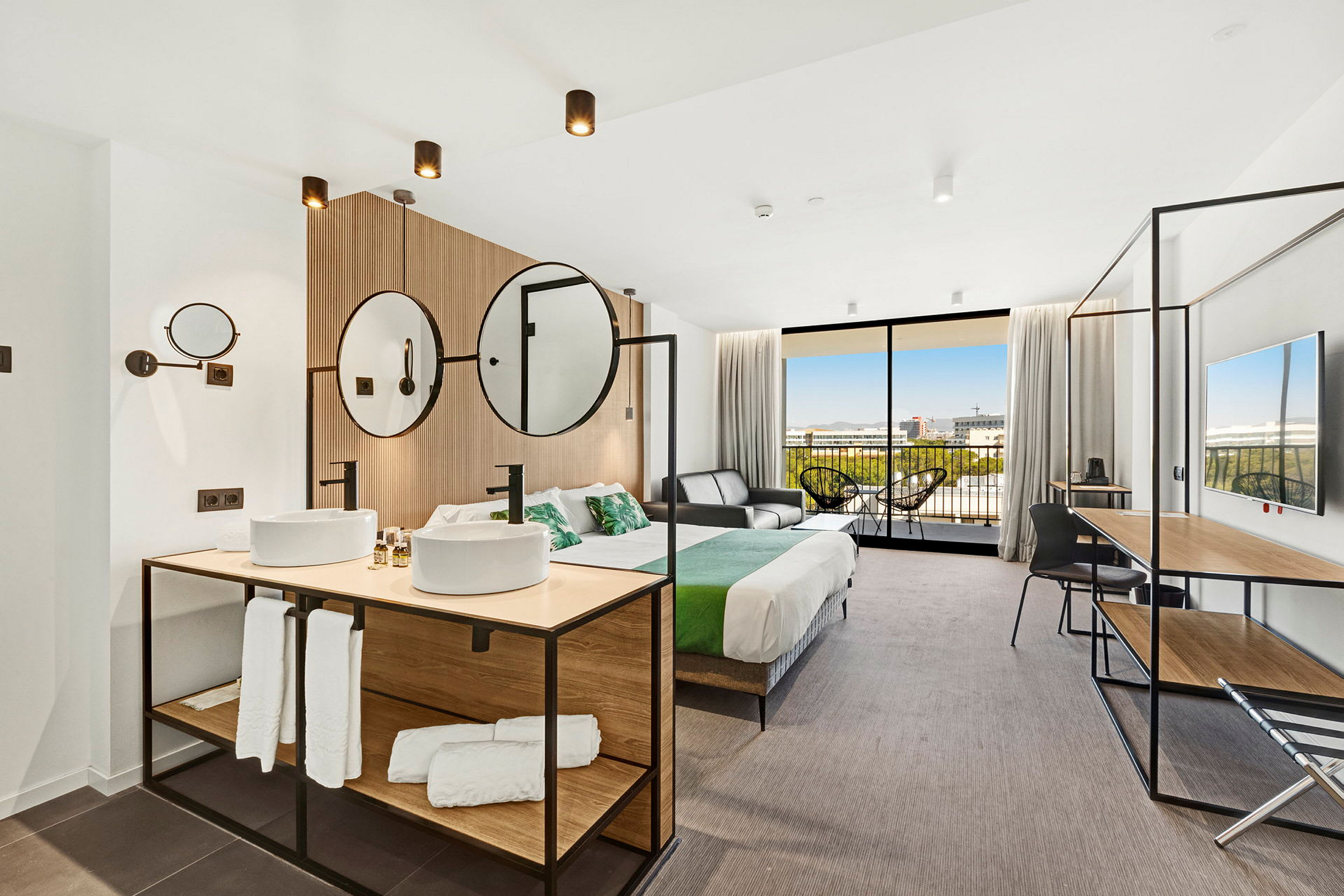 Moderne hotellrom med dobbeltseng, sittemøbler og badområde. (AI-generert tekst)