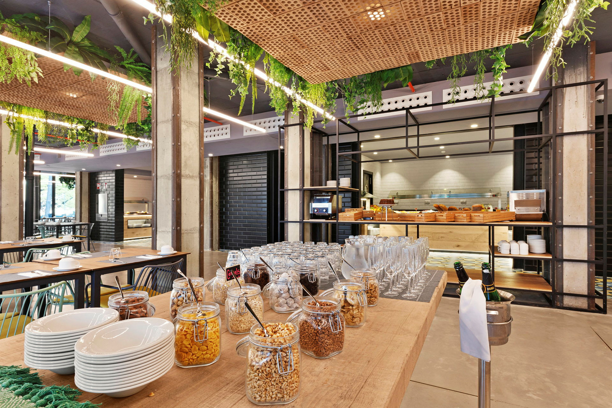 En buffé med glasskrukker fylt med forskjellige frokostblandinger og serveringsskåler i en moderne restaurantmiljø. (AI-generert tekst)