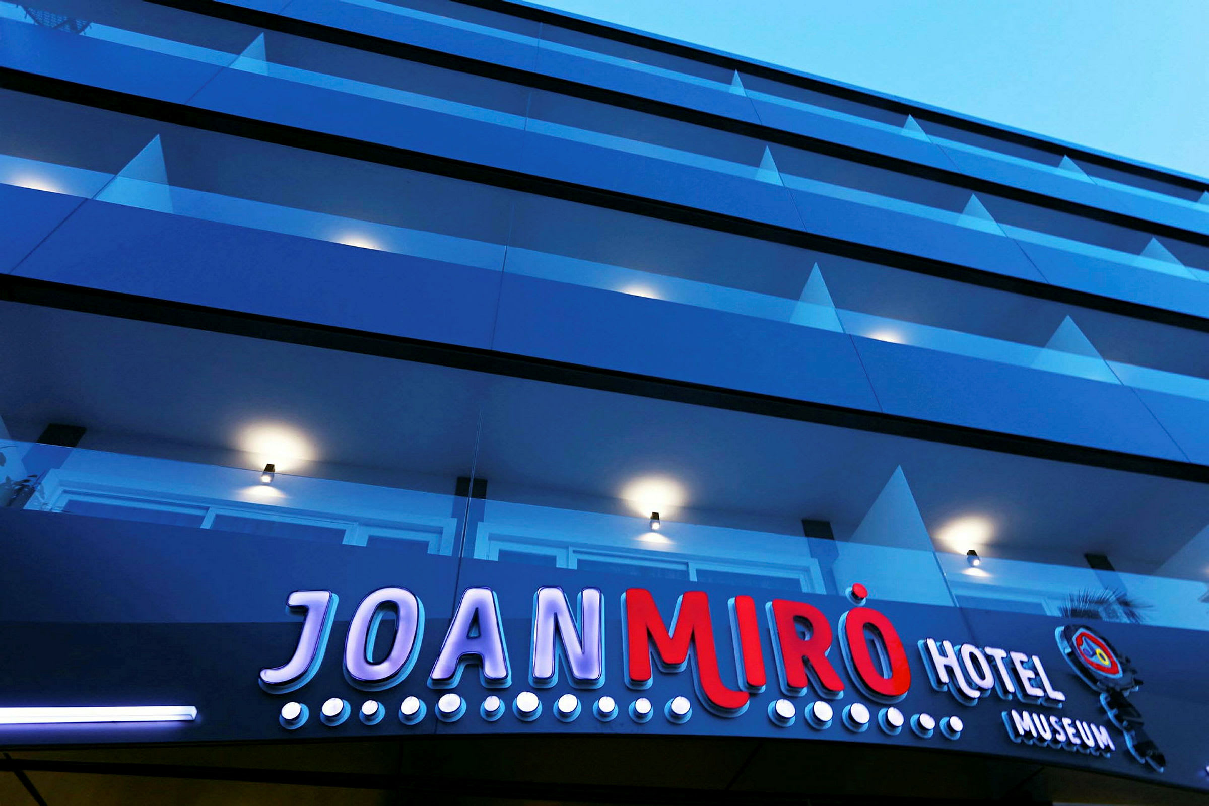 Fasaden til et hotell med et skilt som sier "Joan Miró Hotel Museum". (AI-generert tekst)