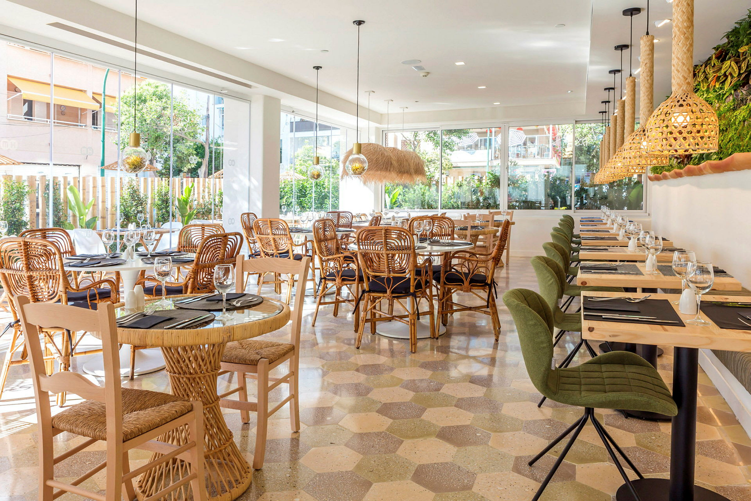 Moderne restaurant med bord og stoler i tre og rotting. (AI-generert tekst)