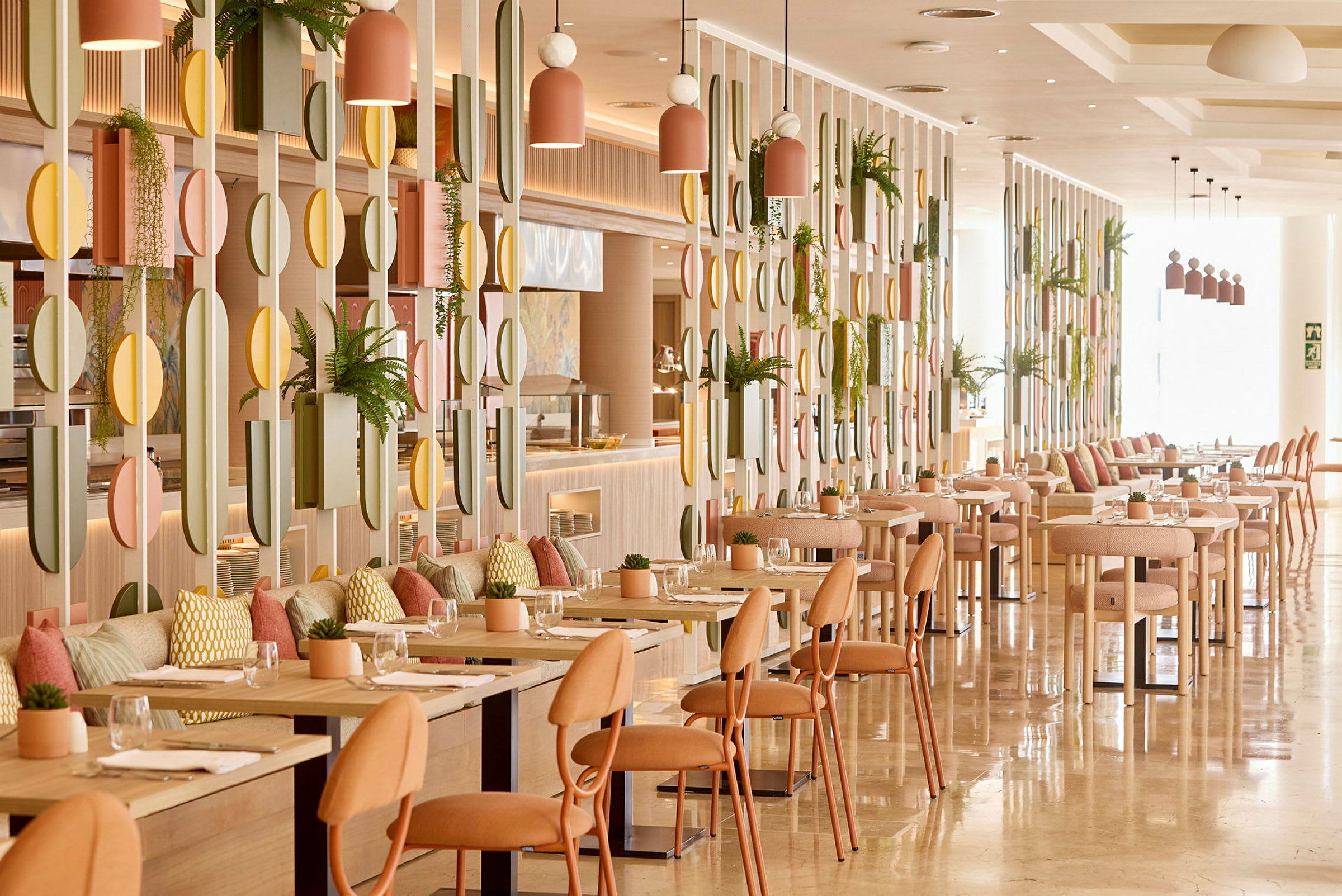 Bilde av et moderne og elegant restaurantinteriør med pastellfargede interiørelementer og møbler. (AI-generert tekst)