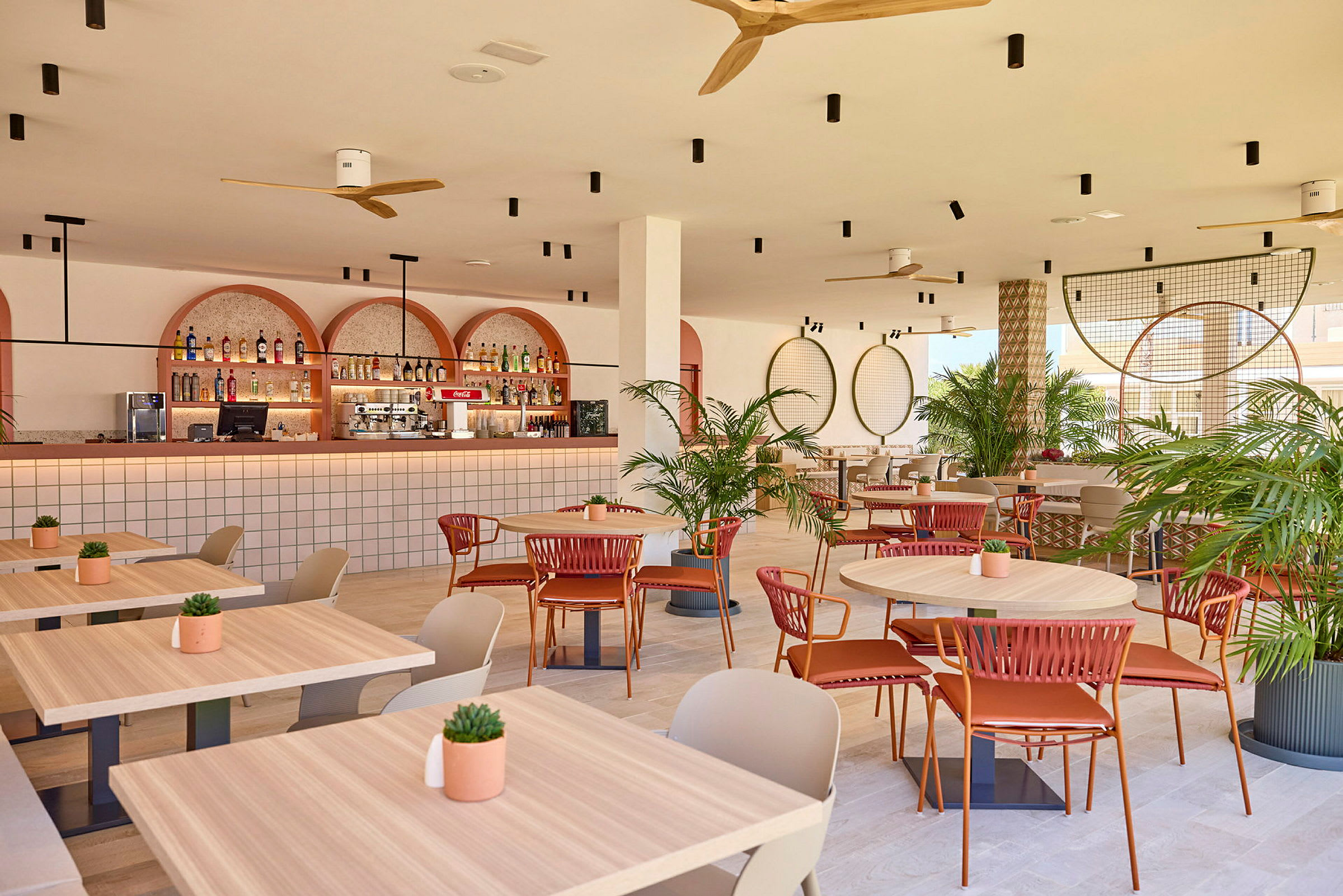 En moderne bar og restaurant med bord, planter og elegant interiør. (AI-generert tekst)