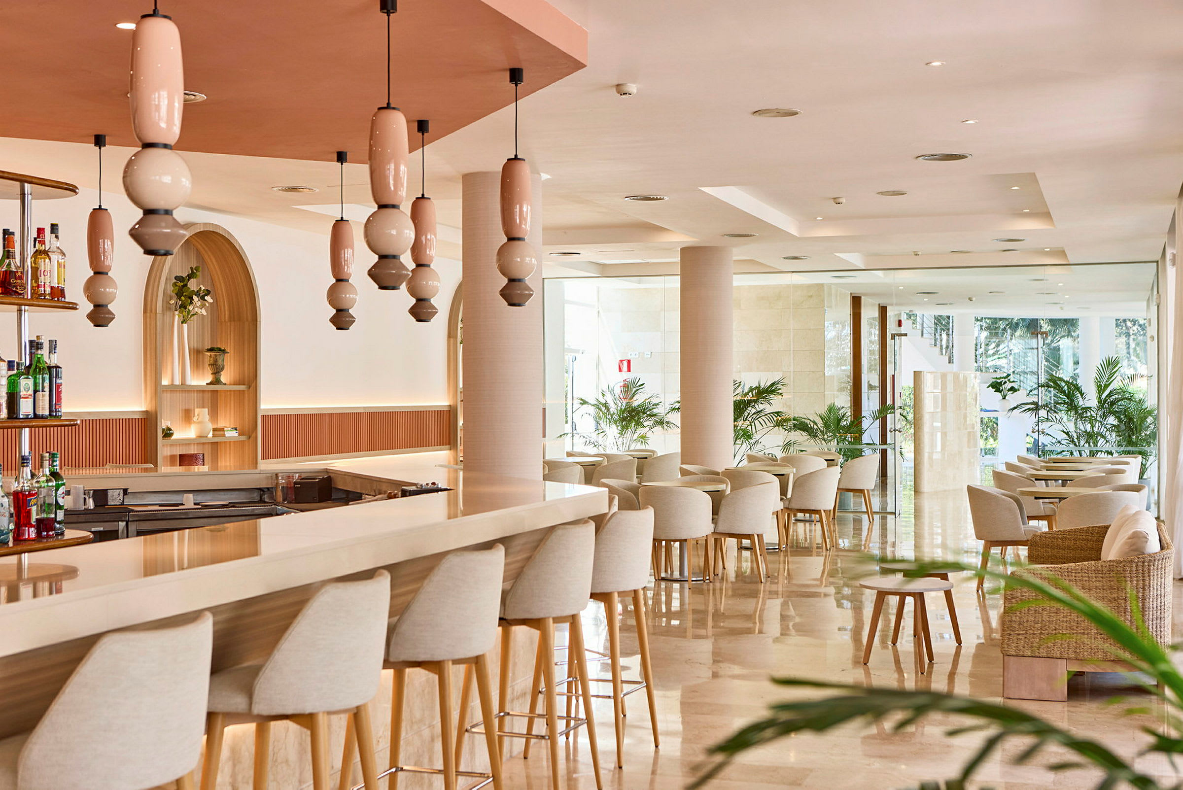 En moderne hotellbar med elegante stoler og dekorativ belysning. (AI-generert tekst)