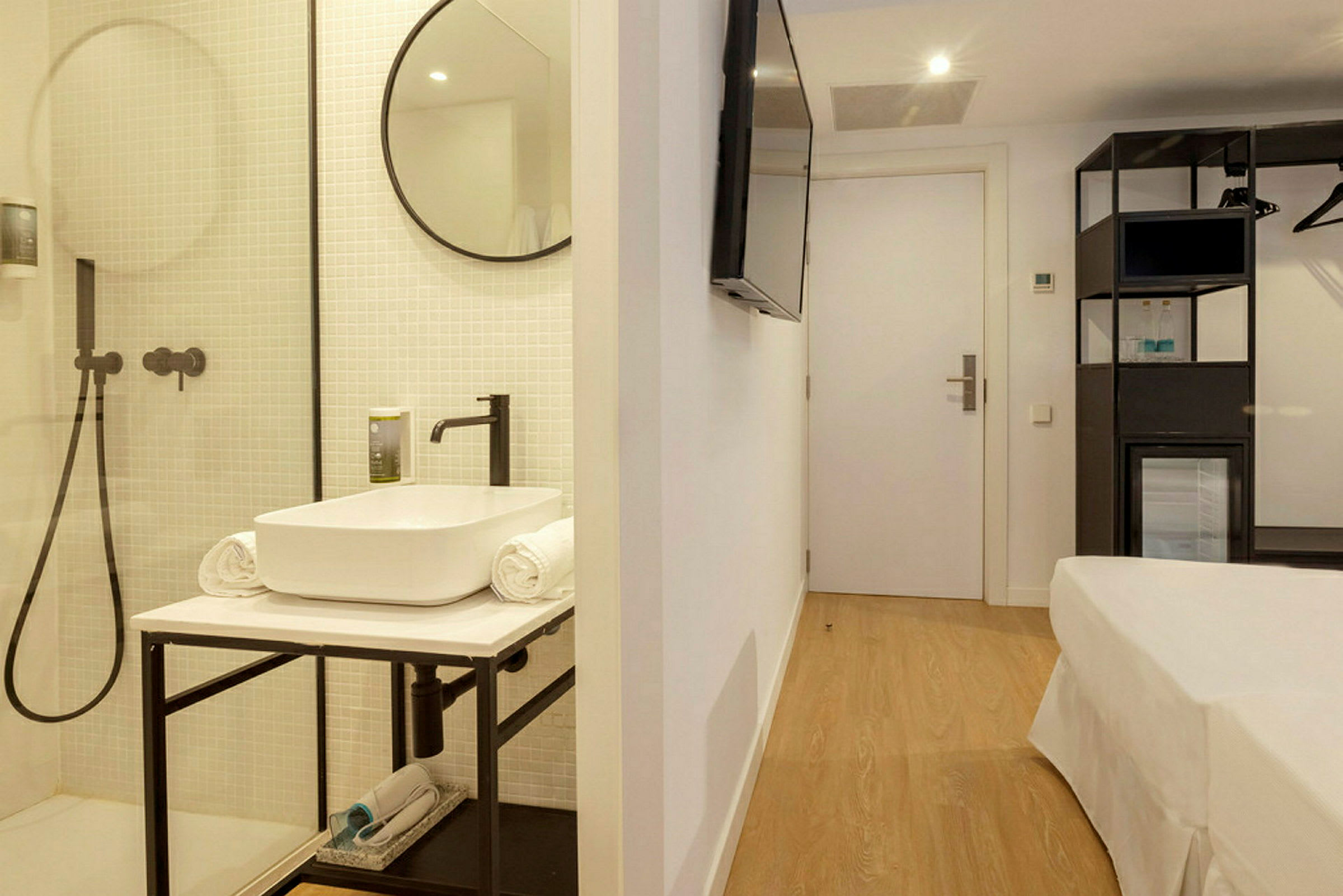 Et hotellrom med moderne bad og minimalistiske møbler. (AI-generert tekst)