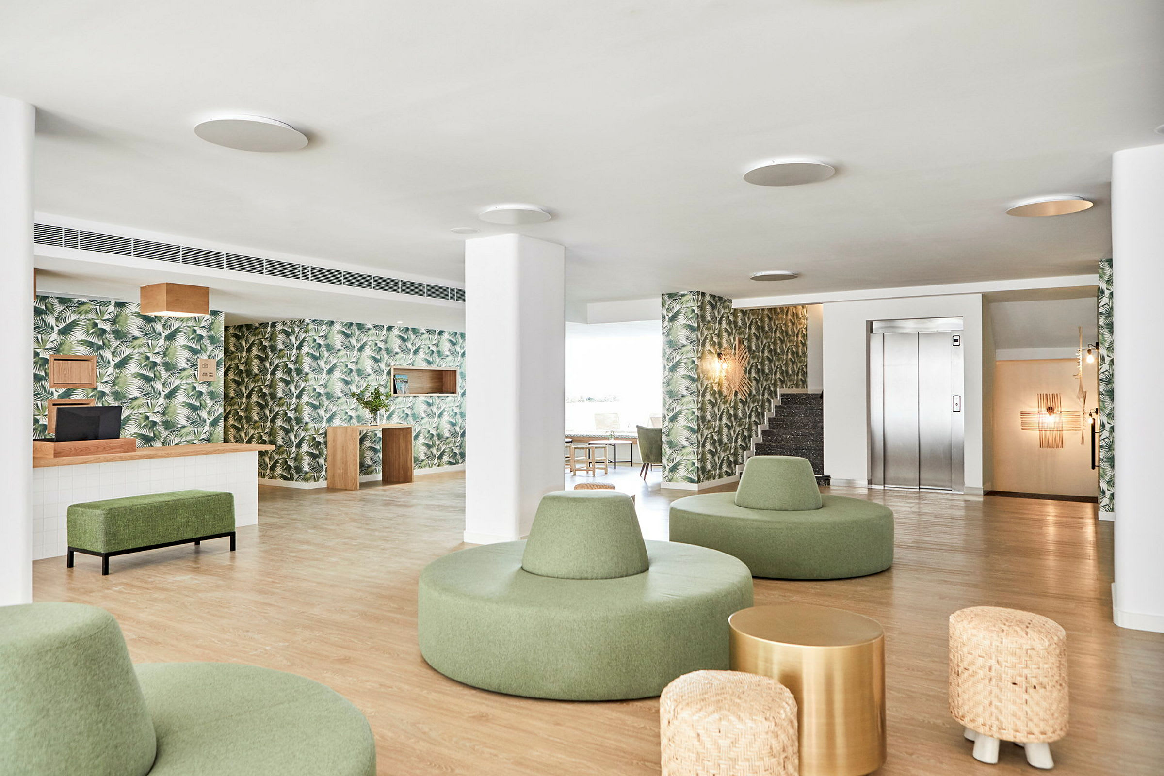 Moderne lobby med grønne sittemøbler og plante-mønstrede tapeter. (AI-generert tekst)