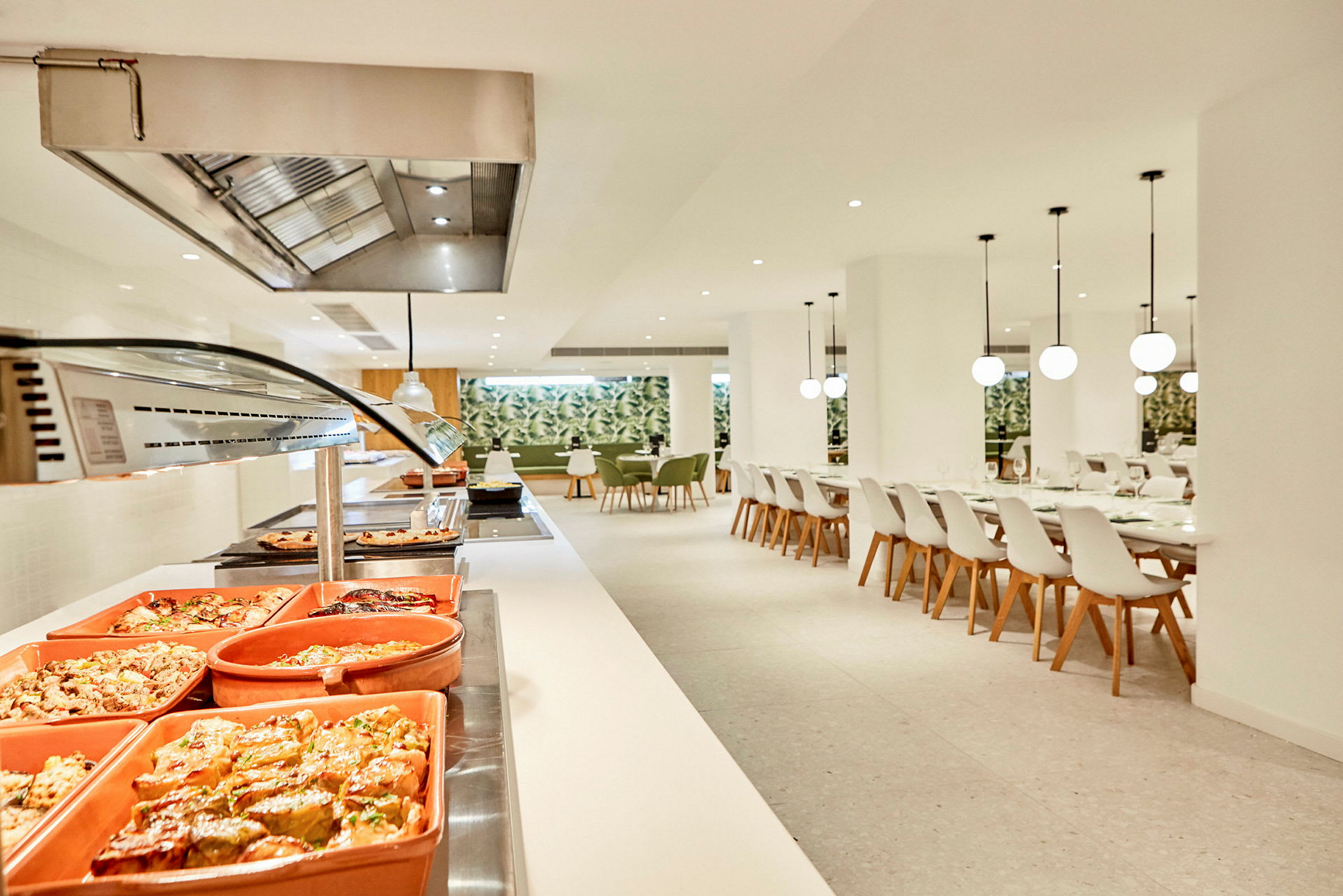 Buffet og sitteplasser i en lys restaurant. (AI-generert tekst)