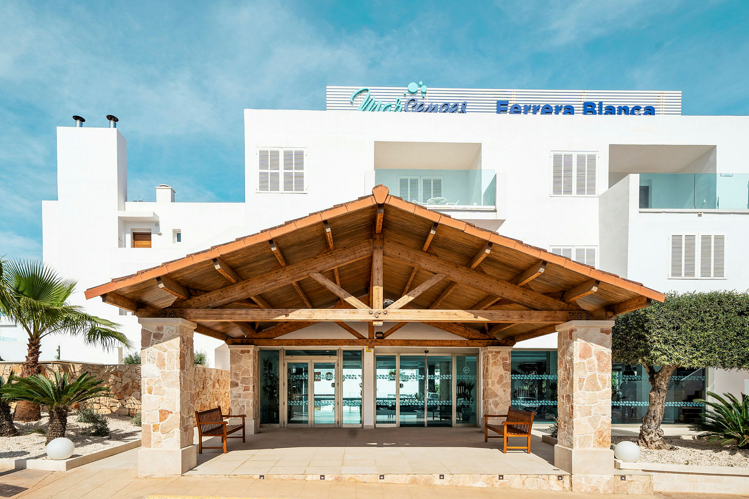 Hotellinngangen til Ferrera Blanca med en trepaviljong og omkringliggende vegetasjon. (AI-generert tekst)
