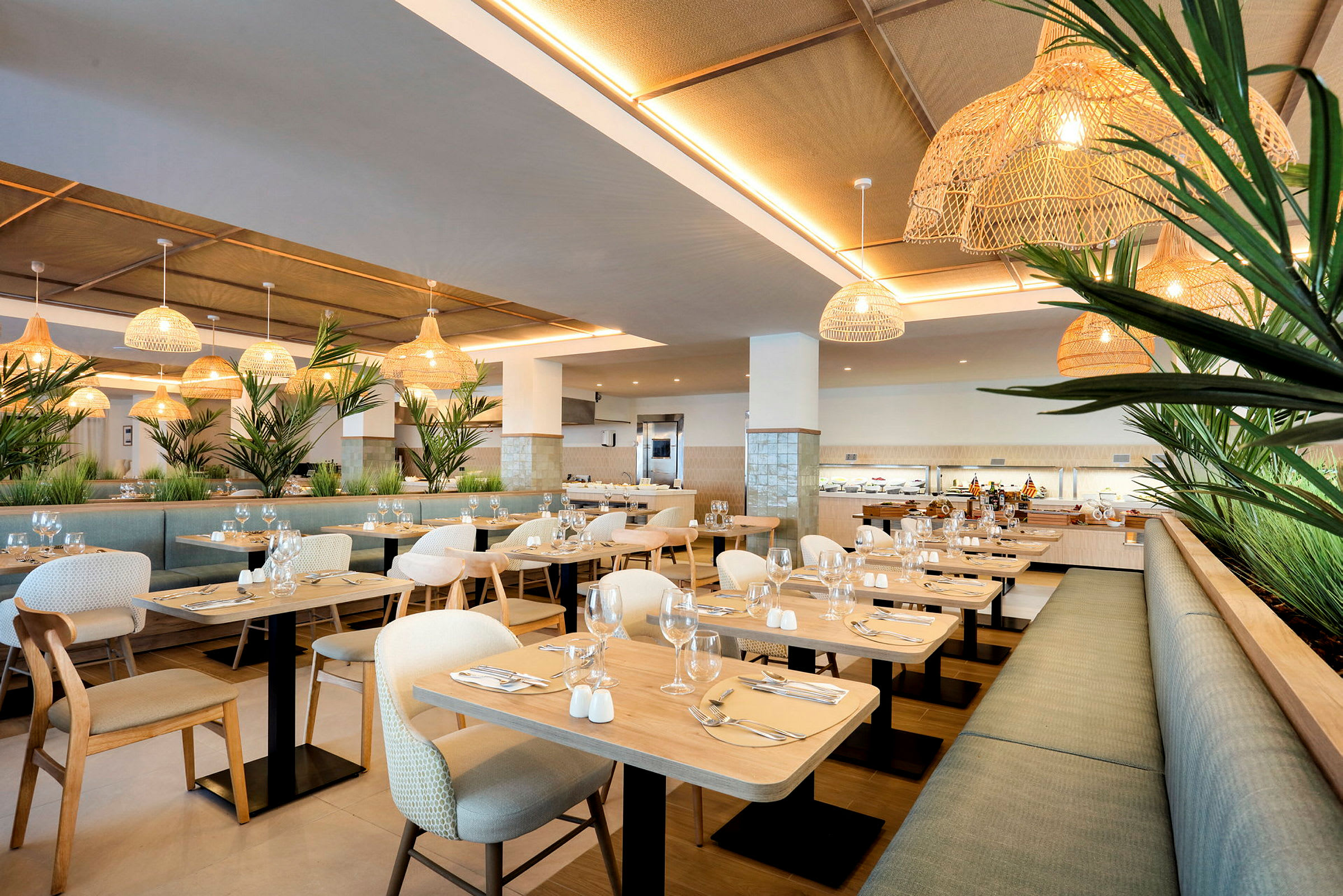 En lys og moderne restaurant med trebord, komfortable stoler og grønne plantedekorasjoner. (AI-generert tekst)